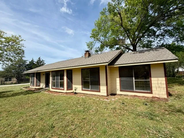 Single Family Residence For Sale in Fannin County , 210 W Houston Street, Leonard, Texas 75452, 3 Bedroom, 2 Bathroom, Garage spaces, 1,240 Sqft, built in 1990, mls#21321161, Real Estate Agent in Leonard, Homes For Sale in Fannin county, Homes For Sale in Leonard, Realtor in Leonard Texas, Real Estate Brokerage Independent Realty Texas, Luminita Cordes Realtor