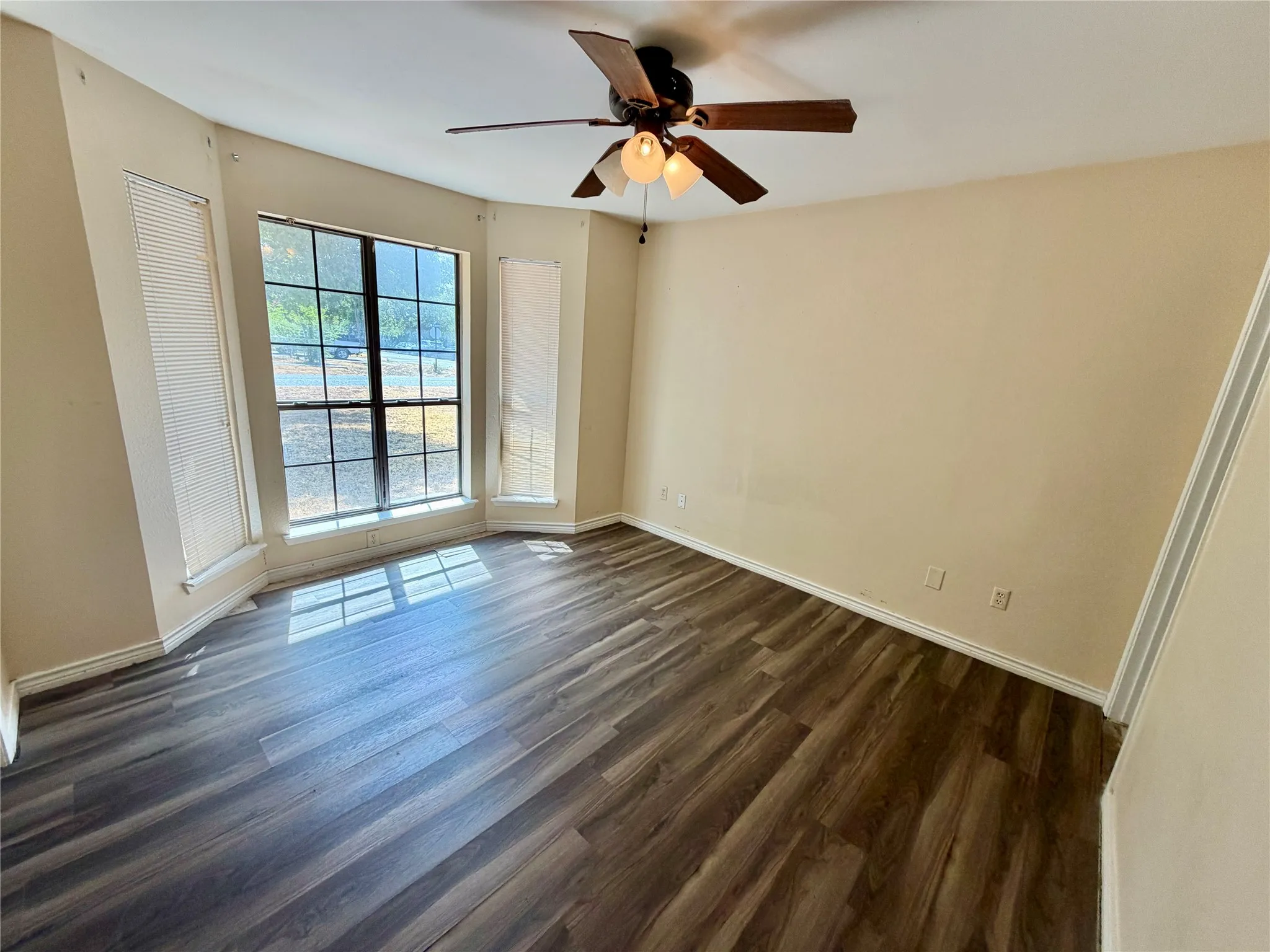 Single Family Residence For Sale in Fannin County , 210 W Houston Street, Leonard, Texas 75452, 3 Bedroom, 2 Bathroom, Garage spaces, 1,240 Sqft, built in 1990, mls#21321161, Real Estate Agent in Leonard, Homes For Sale in Fannin county, Homes For Sale in Leonard, Realtor in Leonard Texas, Real Estate Brokerage Independent Realty Texas, Luminita Cordes Realtor
