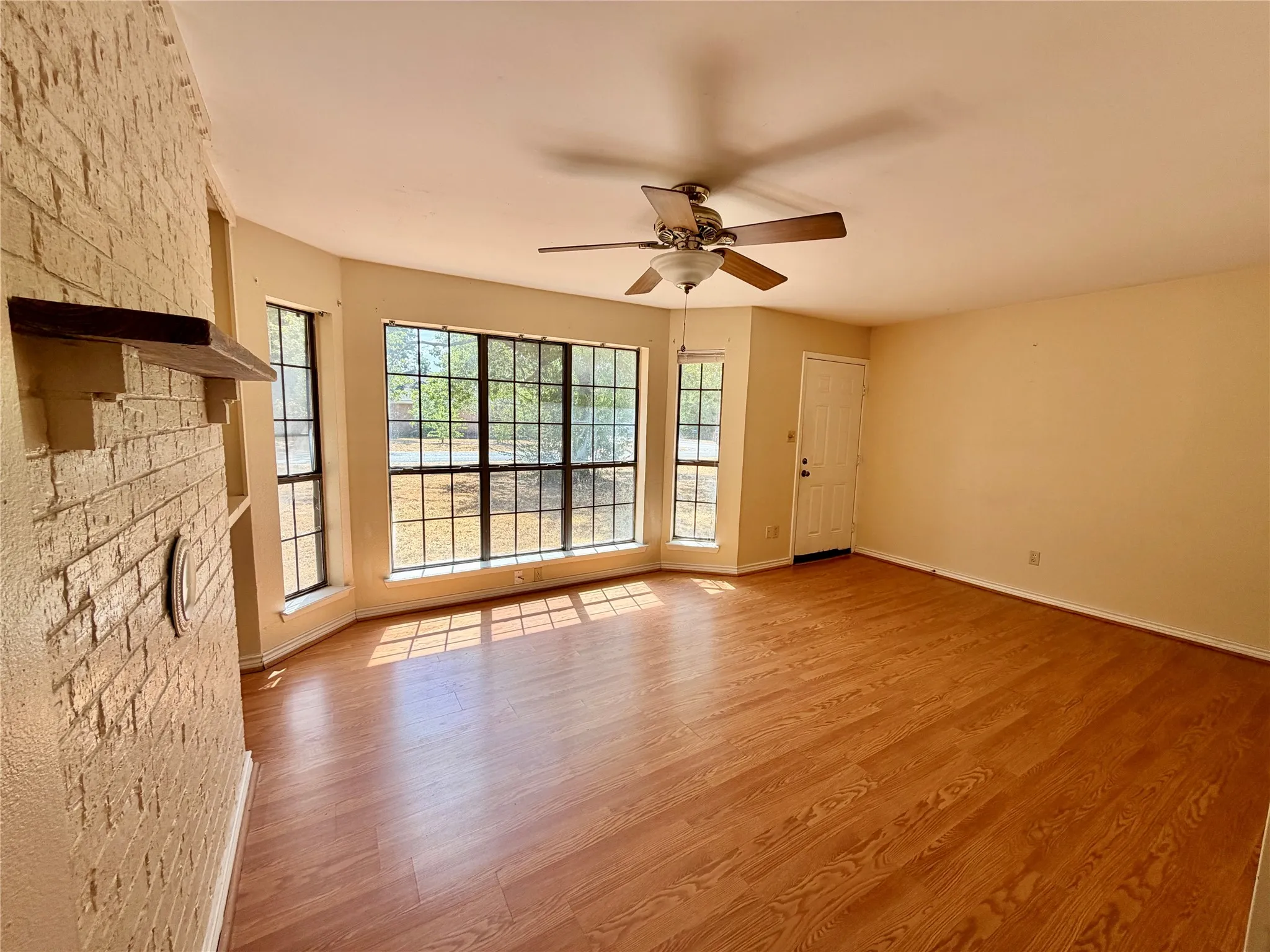 Single Family Residence For Sale in Fannin County , 210 W Houston Street, Leonard, Texas 75452, 3 Bedroom, 2 Bathroom, Garage spaces, 1,240 Sqft, built in 1990, mls#21321161, Real Estate Agent in Leonard, Homes For Sale in Fannin county, Homes For Sale in Leonard, Realtor in Leonard Texas, Real Estate Brokerage Independent Realty Texas, Luminita Cordes Realtor