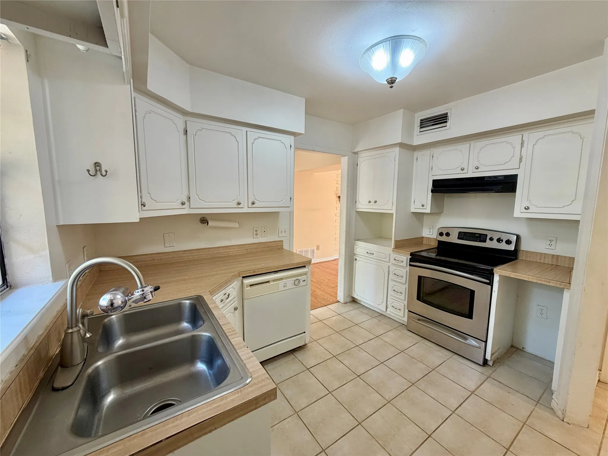 Single Family Residence For Sale in Fannin County , 210 W Houston Street, Leonard, Texas 75452, 3 Bedroom, 2 Bathroom, Garage spaces, 1,240 Sqft, built in 1990, mls#21321161, Real Estate Agent in Leonard, Homes For Sale in Fannin county, Homes For Sale in Leonard, Realtor in Leonard Texas, Real Estate Brokerage Independent Realty Texas, Luminita Cordes Realtor
