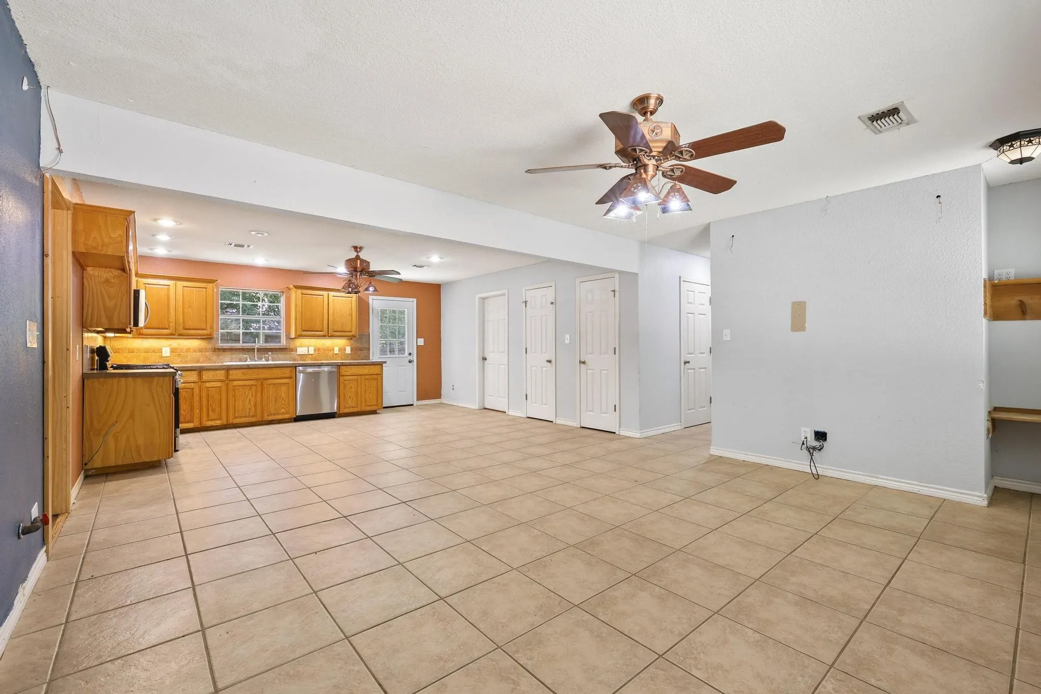 Single Family Residence For Sale in Grayson County , 207 W South Street, Whitesboro, Texas 76273, 4 Bedroom, 2 Bathroom, Garage spaces, 1,290 Sqft, built in 2002, mls#21320607, Real Estate Agent in Whitesboro, Homes For Sale in Grayson county, Homes For Sale in Whitesboro, Realtor in Whitesboro Texas, Real Estate Brokerage Independent Realty Texas, Luminita Cordes Realtor