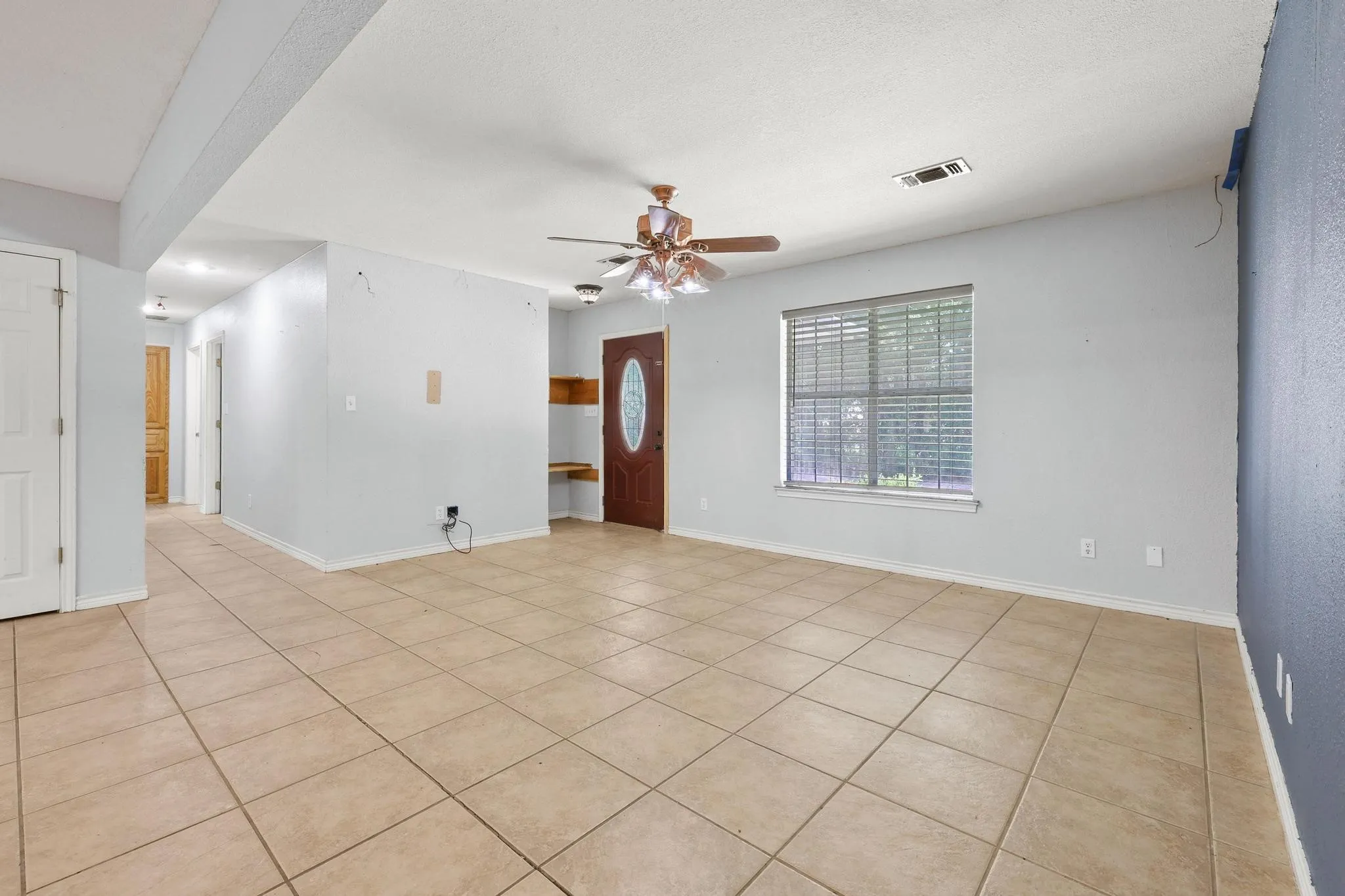 Single Family Residence For Sale in Grayson County , 207 W South Street, Whitesboro, Texas 76273, 4 Bedroom, 2 Bathroom, Garage spaces, 1,290 Sqft, built in 2002, mls#21320607, Real Estate Agent in Whitesboro, Homes For Sale in Grayson county, Homes For Sale in Whitesboro, Realtor in Whitesboro Texas, Real Estate Brokerage Independent Realty Texas, Luminita Cordes Realtor