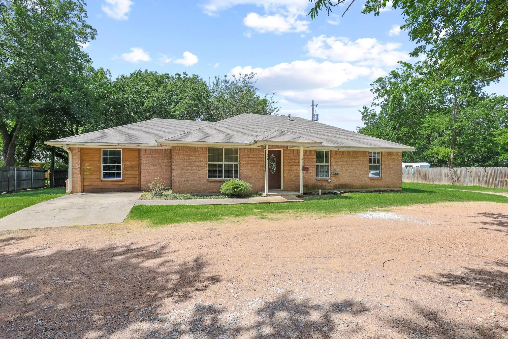 Single Family Residence For Sale in Grayson County , 207 W South Street, Whitesboro, Texas 76273, 4 Bedroom, 2 Bathroom, Garage spaces, 1,290 Sqft, built in 2002, mls#21320607, Real Estate Agent in Whitesboro, Homes For Sale in Grayson county, Homes For Sale in Whitesboro, Realtor in Whitesboro Texas, Real Estate Brokerage Independent Realty Texas, Luminita Cordes Realtor