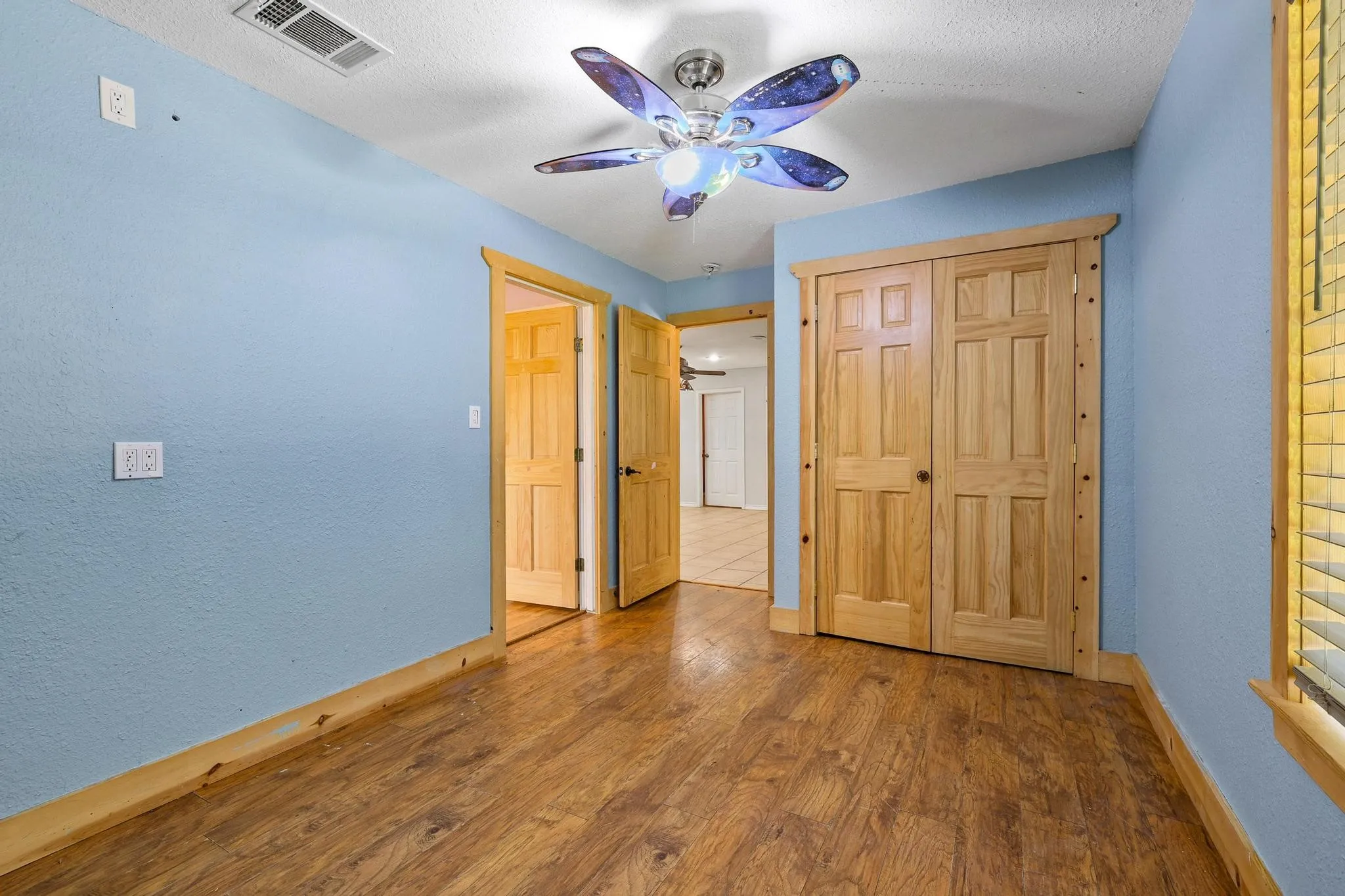 Single Family Residence For Sale in Grayson County , 207 W South Street, Whitesboro, Texas 76273, 4 Bedroom, 2 Bathroom, Garage spaces, 1,290 Sqft, built in 2002, mls#21320607, Real Estate Agent in Whitesboro, Homes For Sale in Grayson county, Homes For Sale in Whitesboro, Realtor in Whitesboro Texas, Real Estate Brokerage Independent Realty Texas, Luminita Cordes Realtor