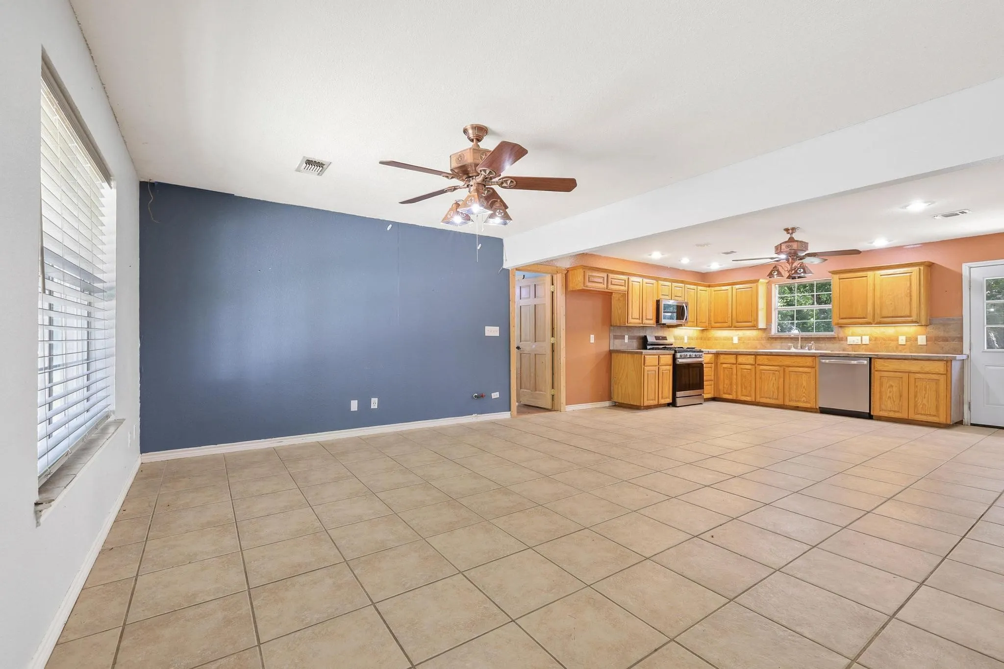 Single Family Residence For Sale in Grayson County , 207 W South Street, Whitesboro, Texas 76273, 4 Bedroom, 2 Bathroom, Garage spaces, 1,290 Sqft, built in 2002, mls#21320607, Real Estate Agent in Whitesboro, Homes For Sale in Grayson county, Homes For Sale in Whitesboro, Realtor in Whitesboro Texas, Real Estate Brokerage Independent Realty Texas, Luminita Cordes Realtor