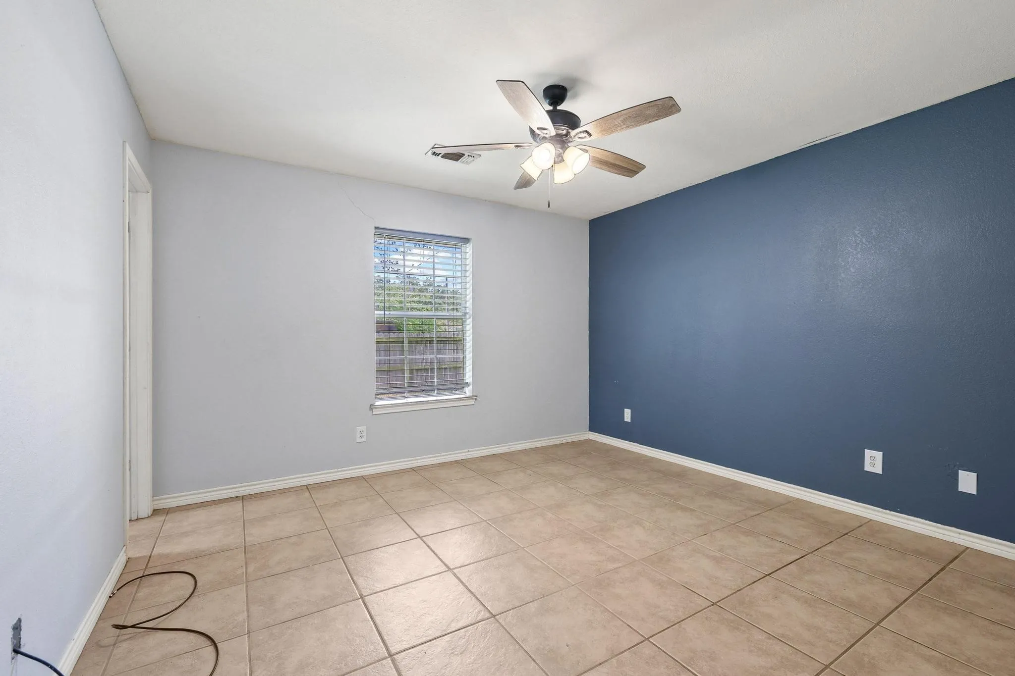 Single Family Residence For Sale in Grayson County , 207 W South Street, Whitesboro, Texas 76273, 4 Bedroom, 2 Bathroom, Garage spaces, 1,290 Sqft, built in 2002, mls#21320607, Real Estate Agent in Whitesboro, Homes For Sale in Grayson county, Homes For Sale in Whitesboro, Realtor in Whitesboro Texas, Real Estate Brokerage Independent Realty Texas, Luminita Cordes Realtor
