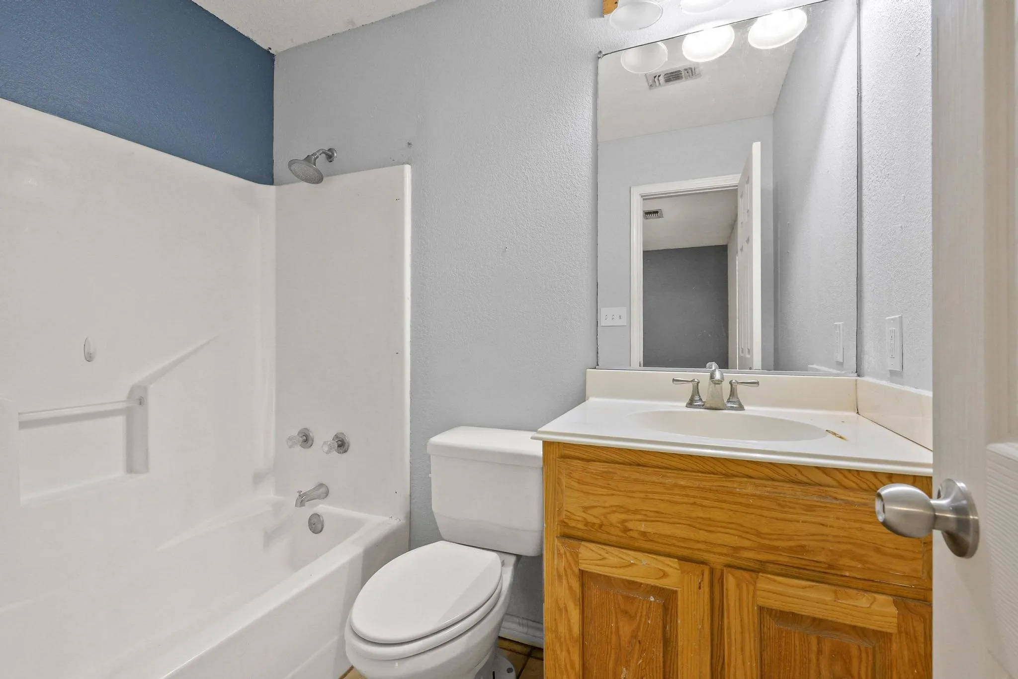 Single Family Residence For Sale in Grayson County , 207 W South Street, Whitesboro, Texas 76273, 4 Bedroom, 2 Bathroom, Garage spaces, 1,290 Sqft, built in 2002, mls#21320607, Real Estate Agent in Whitesboro, Homes For Sale in Grayson county, Homes For Sale in Whitesboro, Realtor in Whitesboro Texas, Real Estate Brokerage Independent Realty Texas, Luminita Cordes Realtor