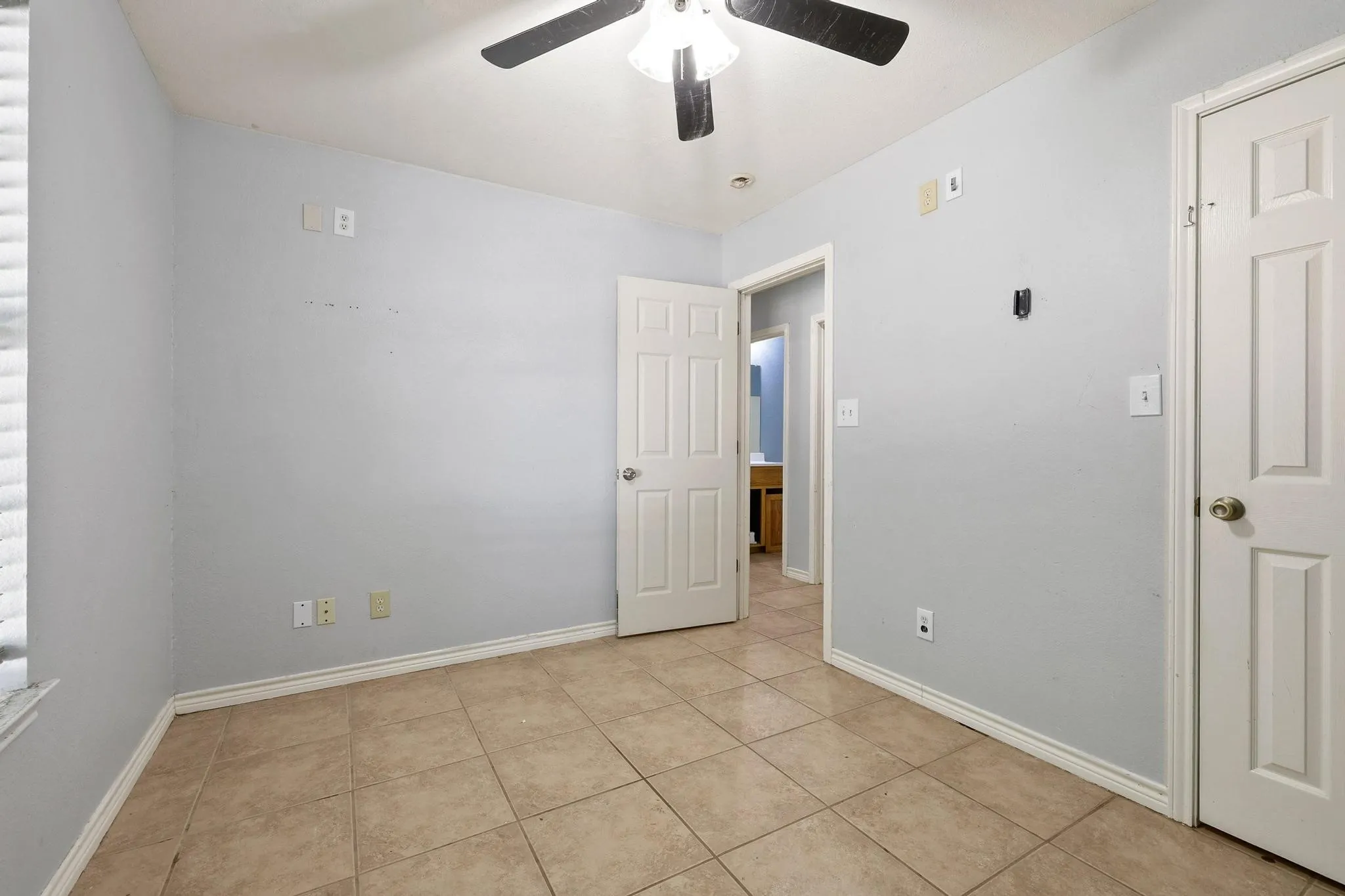 Single Family Residence For Sale in Grayson County , 207 W South Street, Whitesboro, Texas 76273, 4 Bedroom, 2 Bathroom, Garage spaces, 1,290 Sqft, built in 2002, mls#21320607, Real Estate Agent in Whitesboro, Homes For Sale in Grayson county, Homes For Sale in Whitesboro, Realtor in Whitesboro Texas, Real Estate Brokerage Independent Realty Texas, Luminita Cordes Realtor