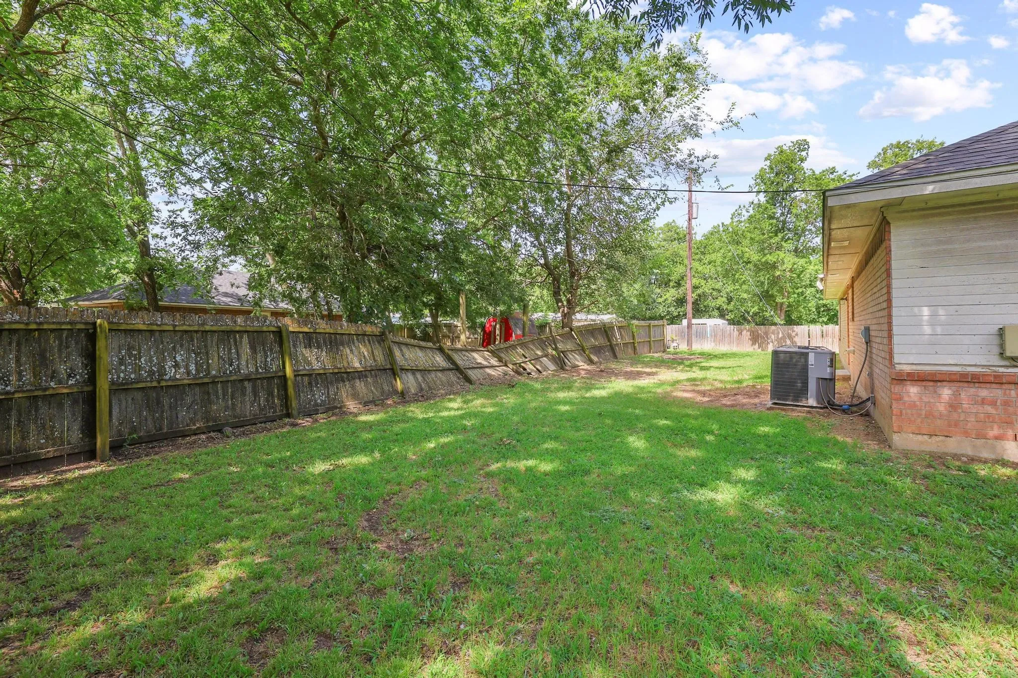 Single Family Residence For Sale in Grayson County , 207 W South Street, Whitesboro, Texas 76273, 4 Bedroom, 2 Bathroom, Garage spaces, 1,290 Sqft, built in 2002, mls#21320607, Real Estate Agent in Whitesboro, Homes For Sale in Grayson county, Homes For Sale in Whitesboro, Realtor in Whitesboro Texas, Real Estate Brokerage Independent Realty Texas, Luminita Cordes Realtor