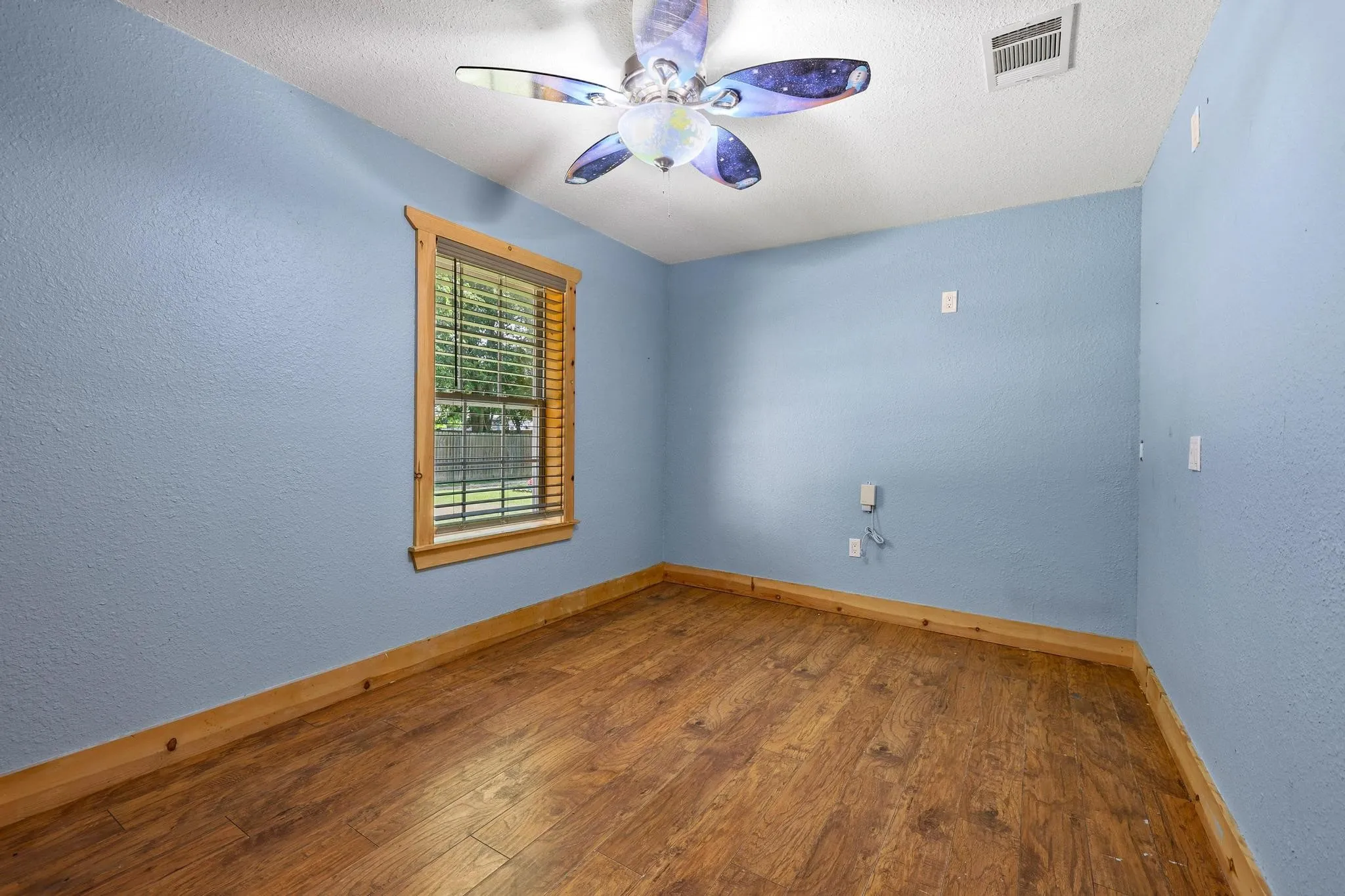 Single Family Residence For Sale in Grayson County , 207 W South Street, Whitesboro, Texas 76273, 4 Bedroom, 2 Bathroom, Garage spaces, 1,290 Sqft, built in 2002, mls#21320607, Real Estate Agent in Whitesboro, Homes For Sale in Grayson county, Homes For Sale in Whitesboro, Realtor in Whitesboro Texas, Real Estate Brokerage Independent Realty Texas, Luminita Cordes Realtor