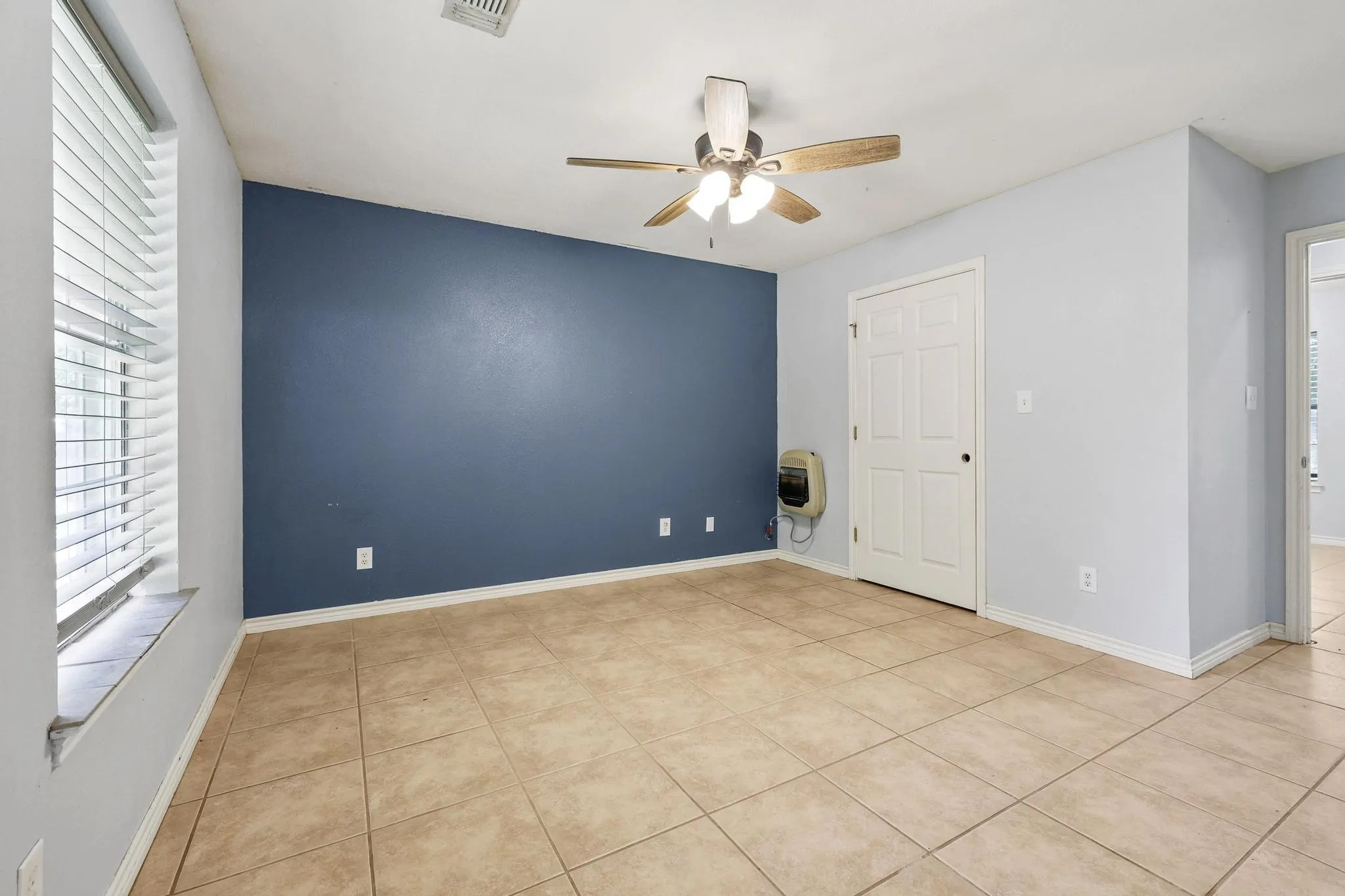Single Family Residence For Sale in Grayson County , 207 W South Street, Whitesboro, Texas 76273, 4 Bedroom, 2 Bathroom, Garage spaces, 1,290 Sqft, built in 2002, mls#21320607, Real Estate Agent in Whitesboro, Homes For Sale in Grayson county, Homes For Sale in Whitesboro, Realtor in Whitesboro Texas, Real Estate Brokerage Independent Realty Texas, Luminita Cordes Realtor