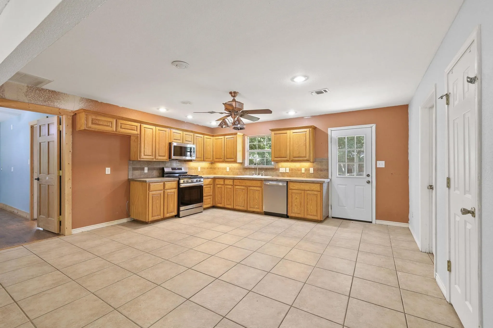 Single Family Residence For Sale in Grayson County , 207 W South Street, Whitesboro, Texas 76273, 4 Bedroom, 2 Bathroom, Garage spaces, 1,290 Sqft, built in 2002, mls#21320607, Real Estate Agent in Whitesboro, Homes For Sale in Grayson county, Homes For Sale in Whitesboro, Realtor in Whitesboro Texas, Real Estate Brokerage Independent Realty Texas, Luminita Cordes Realtor