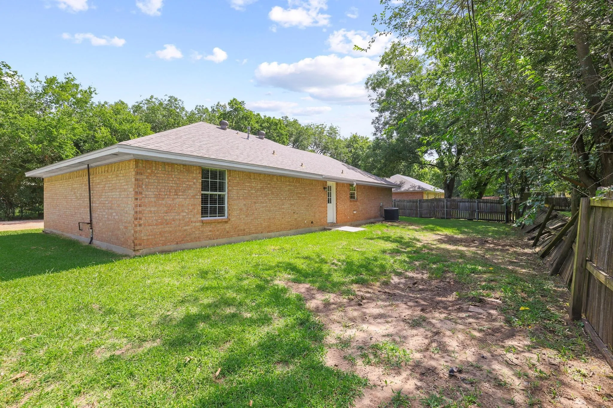 Single Family Residence For Sale in Grayson County , 207 W South Street, Whitesboro, Texas 76273, 4 Bedroom, 2 Bathroom, Garage spaces, 1,290 Sqft, built in 2002, mls#21320607, Real Estate Agent in Whitesboro, Homes For Sale in Grayson county, Homes For Sale in Whitesboro, Realtor in Whitesboro Texas, Real Estate Brokerage Independent Realty Texas, Luminita Cordes Realtor