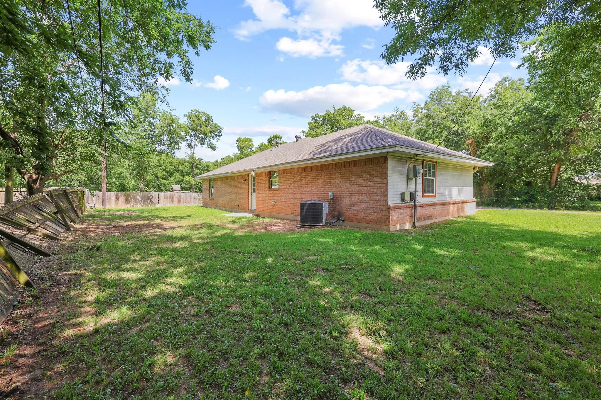 Single Family Residence For Sale in Grayson County , 207 W South Street, Whitesboro, Texas 76273, 4 Bedroom, 2 Bathroom, Garage spaces, 1,290 Sqft, built in 2002, mls#21320607, Real Estate Agent in Whitesboro, Homes For Sale in Grayson county, Homes For Sale in Whitesboro, Realtor in Whitesboro Texas, Real Estate Brokerage Independent Realty Texas, Luminita Cordes Realtor