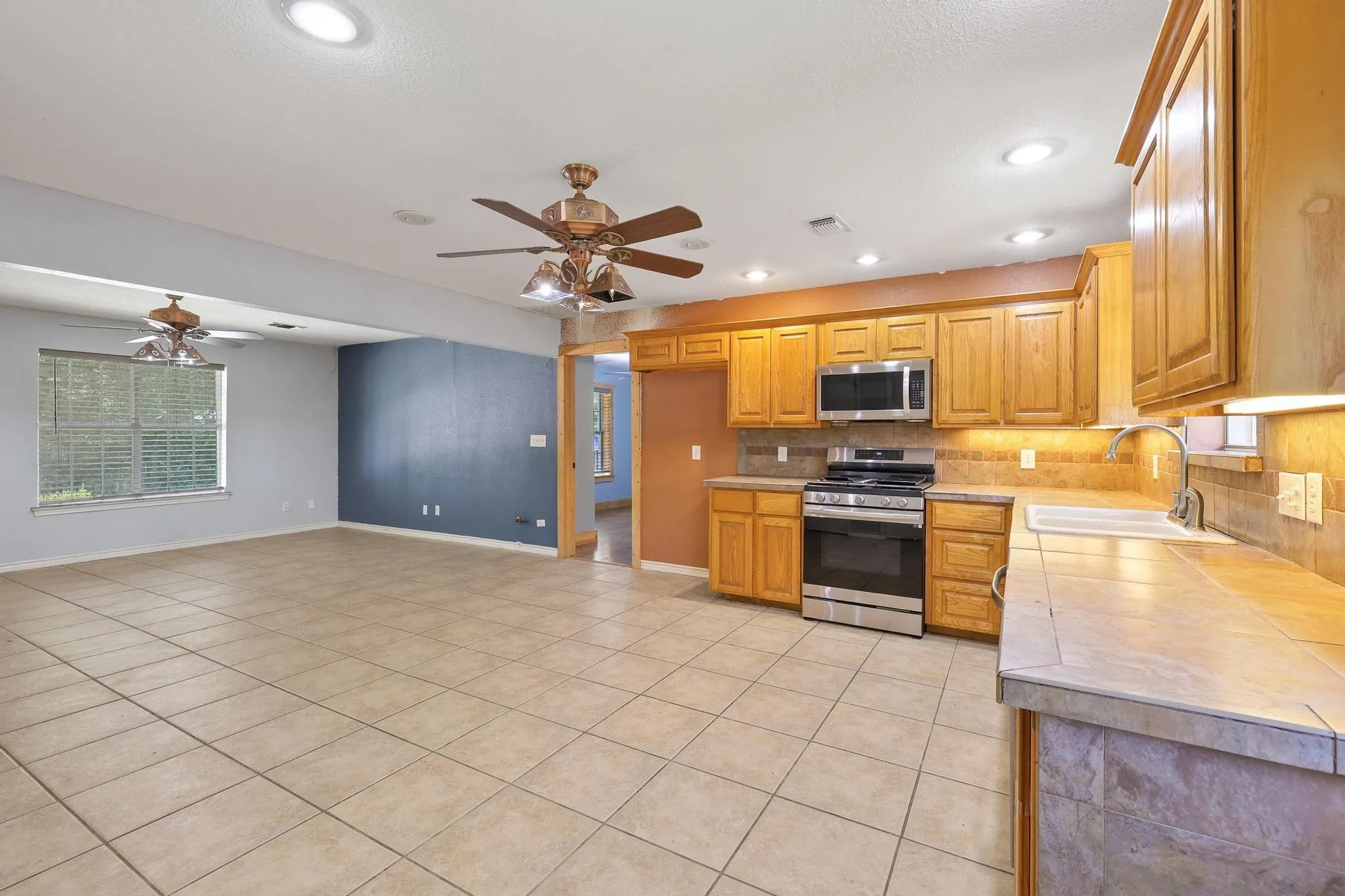 Single Family Residence For Sale in Grayson County , 207 W South Street, Whitesboro, Texas 76273, 4 Bedroom, 2 Bathroom, Garage spaces, 1,290 Sqft, built in 2002, mls#21320607, Real Estate Agent in Whitesboro, Homes For Sale in Grayson county, Homes For Sale in Whitesboro, Realtor in Whitesboro Texas, Real Estate Brokerage Independent Realty Texas, Luminita Cordes Realtor