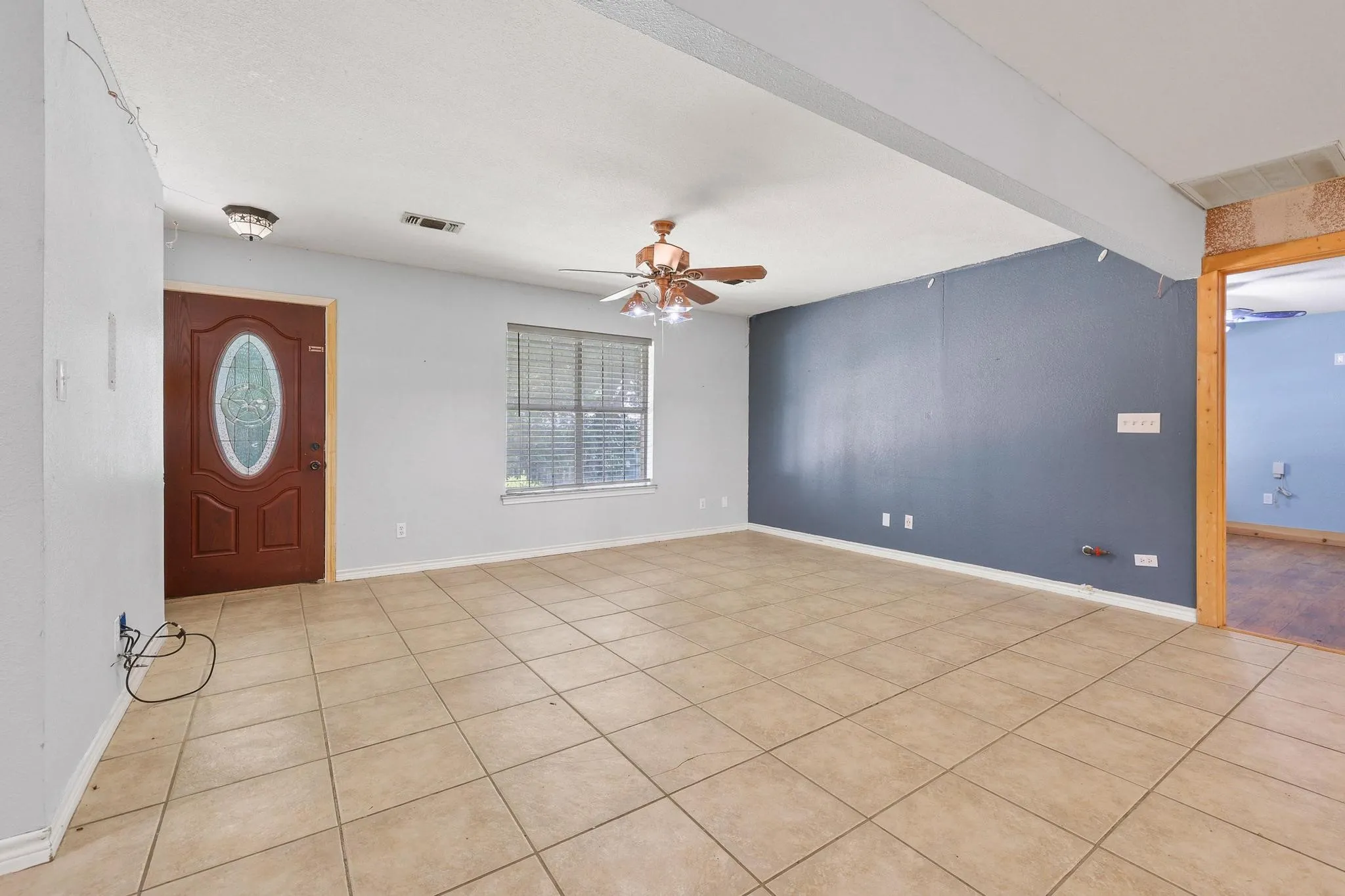 Single Family Residence For Sale in Grayson County , 207 W South Street, Whitesboro, Texas 76273, 4 Bedroom, 2 Bathroom, Garage spaces, 1,290 Sqft, built in 2002, mls#21320607, Real Estate Agent in Whitesboro, Homes For Sale in Grayson county, Homes For Sale in Whitesboro, Realtor in Whitesboro Texas, Real Estate Brokerage Independent Realty Texas, Luminita Cordes Realtor