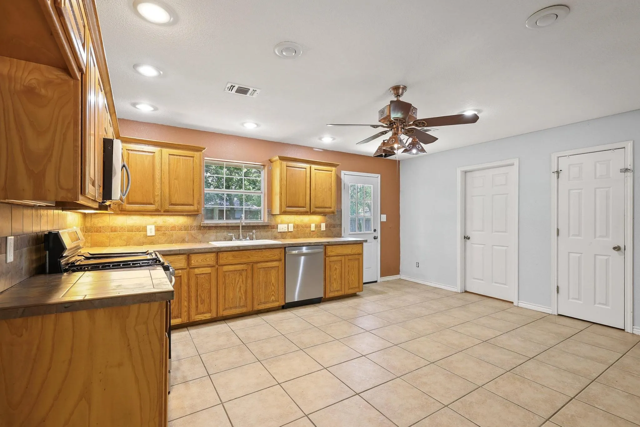 Single Family Residence For Sale in Grayson County , 207 W South Street, Whitesboro, Texas 76273, 4 Bedroom, 2 Bathroom, Garage spaces, 1,290 Sqft, built in 2002, mls#21320607, Real Estate Agent in Whitesboro, Homes For Sale in Grayson county, Homes For Sale in Whitesboro, Realtor in Whitesboro Texas, Real Estate Brokerage Independent Realty Texas, Luminita Cordes Realtor