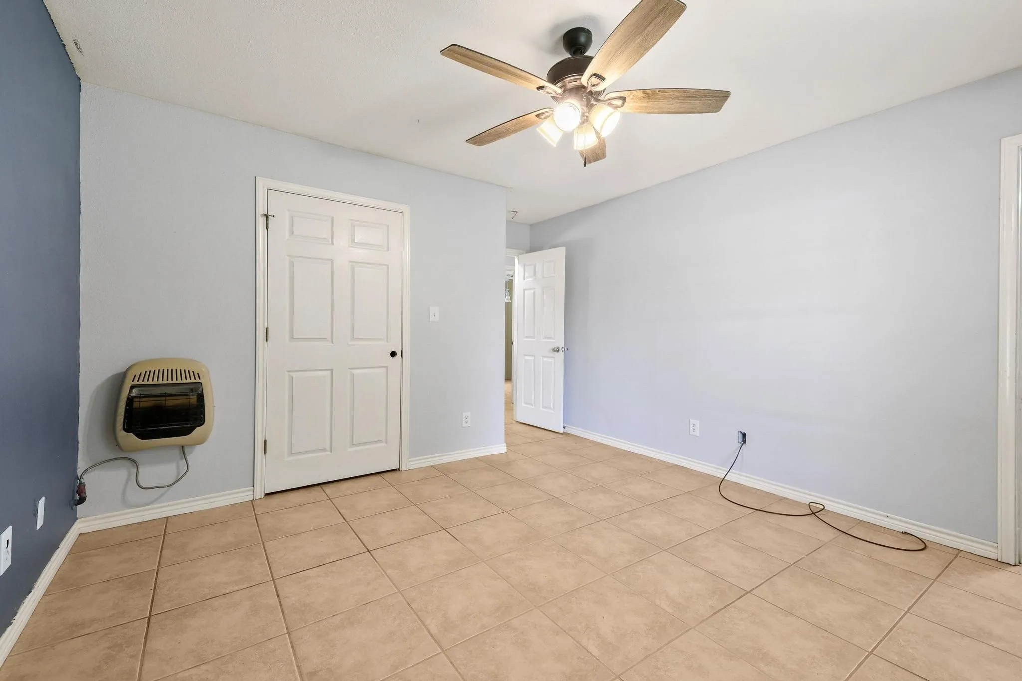 Single Family Residence For Sale in Grayson County , 207 W South Street, Whitesboro, Texas 76273, 4 Bedroom, 2 Bathroom, Garage spaces, 1,290 Sqft, built in 2002, mls#21320607, Real Estate Agent in Whitesboro, Homes For Sale in Grayson county, Homes For Sale in Whitesboro, Realtor in Whitesboro Texas, Real Estate Brokerage Independent Realty Texas, Luminita Cordes Realtor