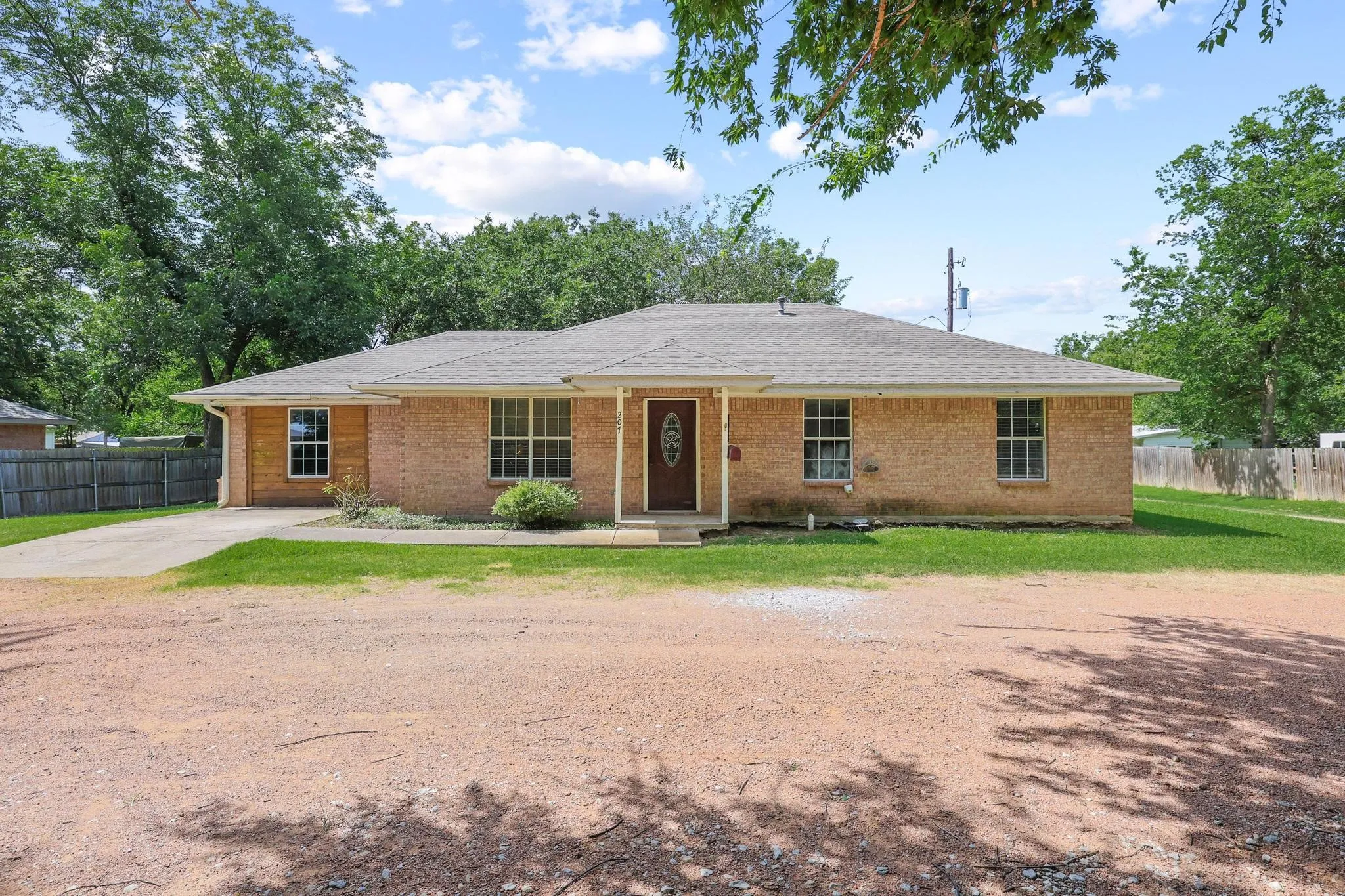 Single Family Residence For Sale in Grayson County , 207 W South Street, Whitesboro, Texas 76273, 4 Bedroom, 2 Bathroom, Garage spaces, 1,290 Sqft, built in 2002, mls#21320607, Real Estate Agent in Whitesboro, Homes For Sale in Grayson county, Homes For Sale in Whitesboro, Realtor in Whitesboro Texas, Real Estate Brokerage Independent Realty Texas, Luminita Cordes Realtor