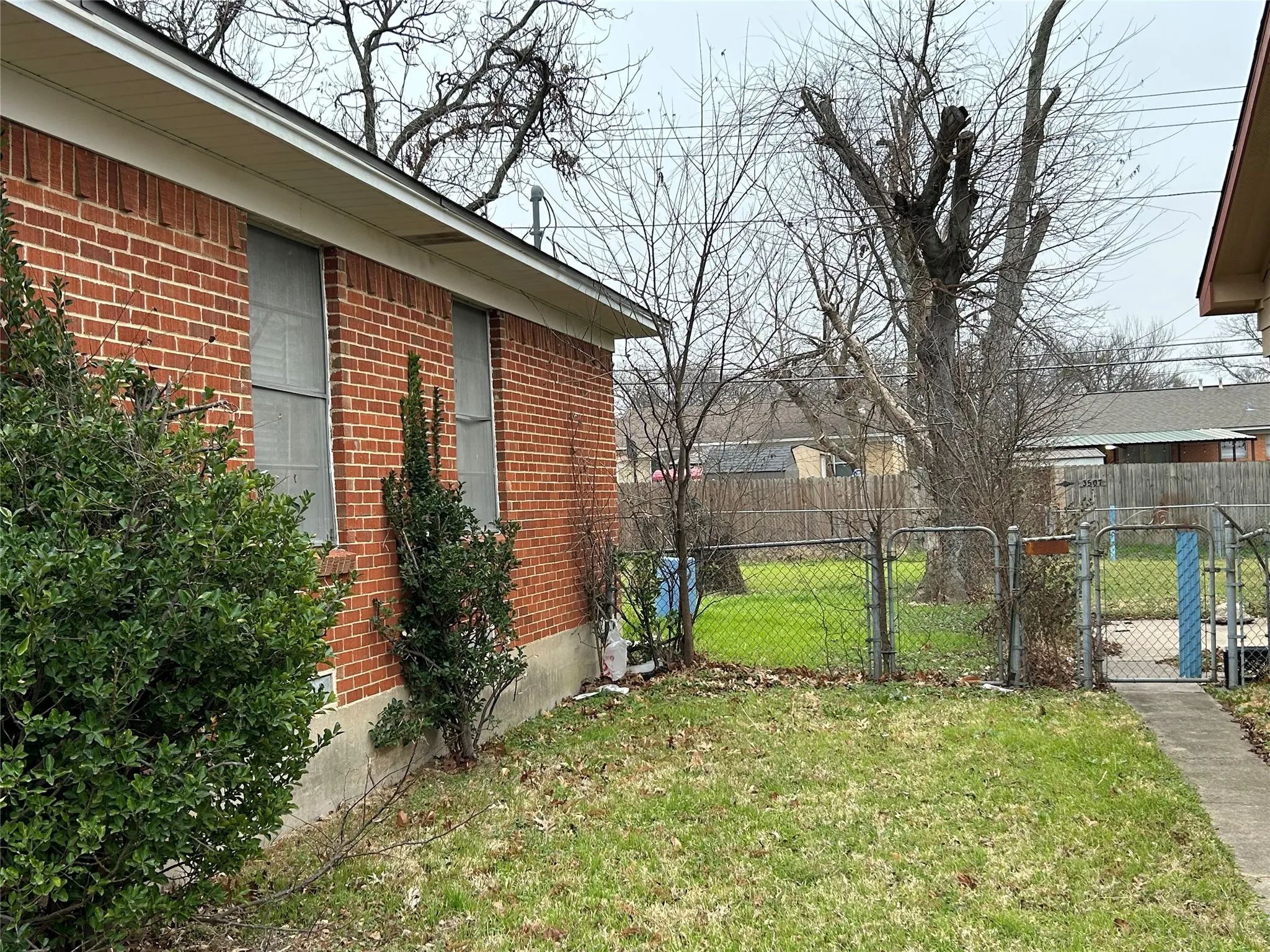 View of yard featuring a gate