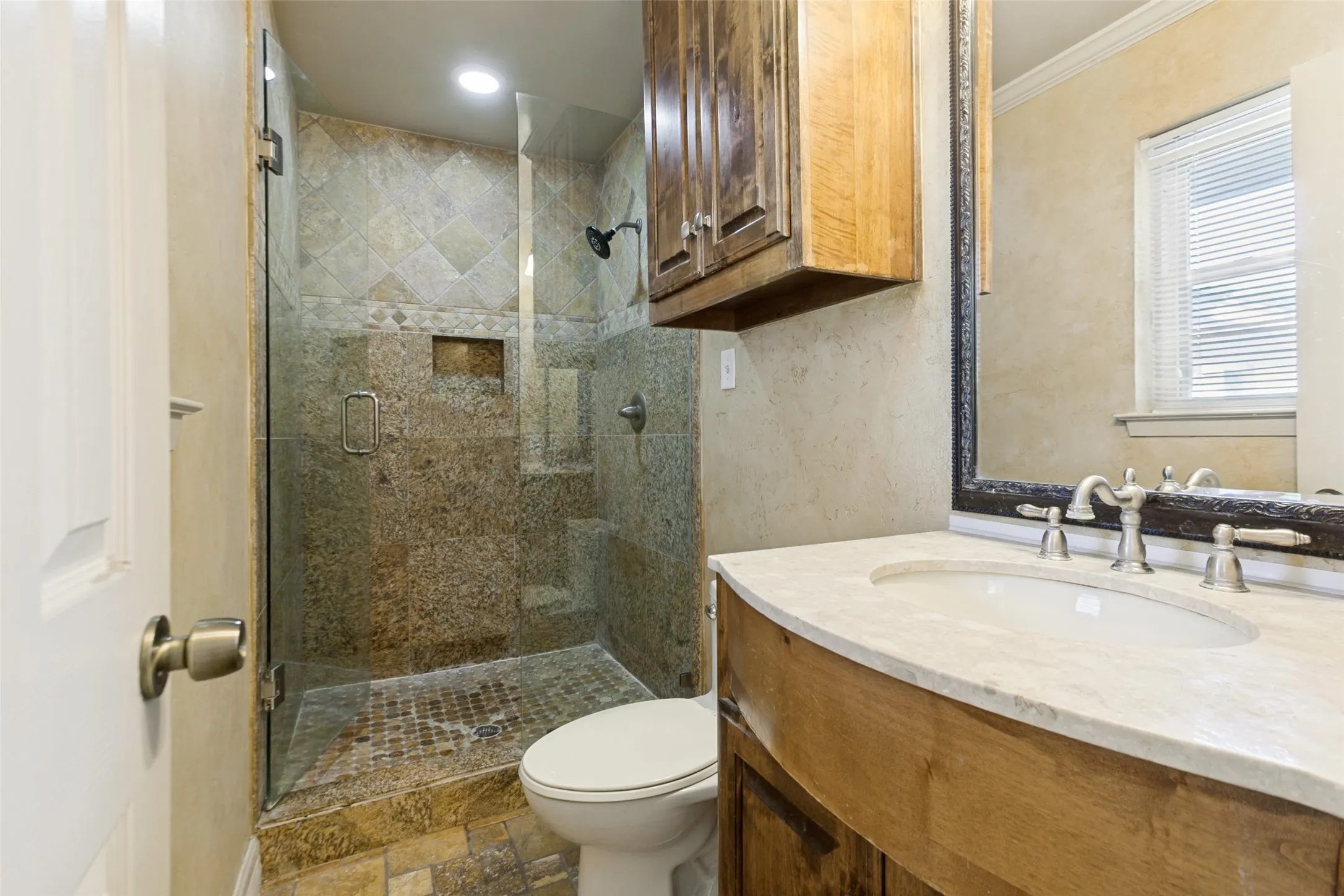 Primary bathroom ensuite