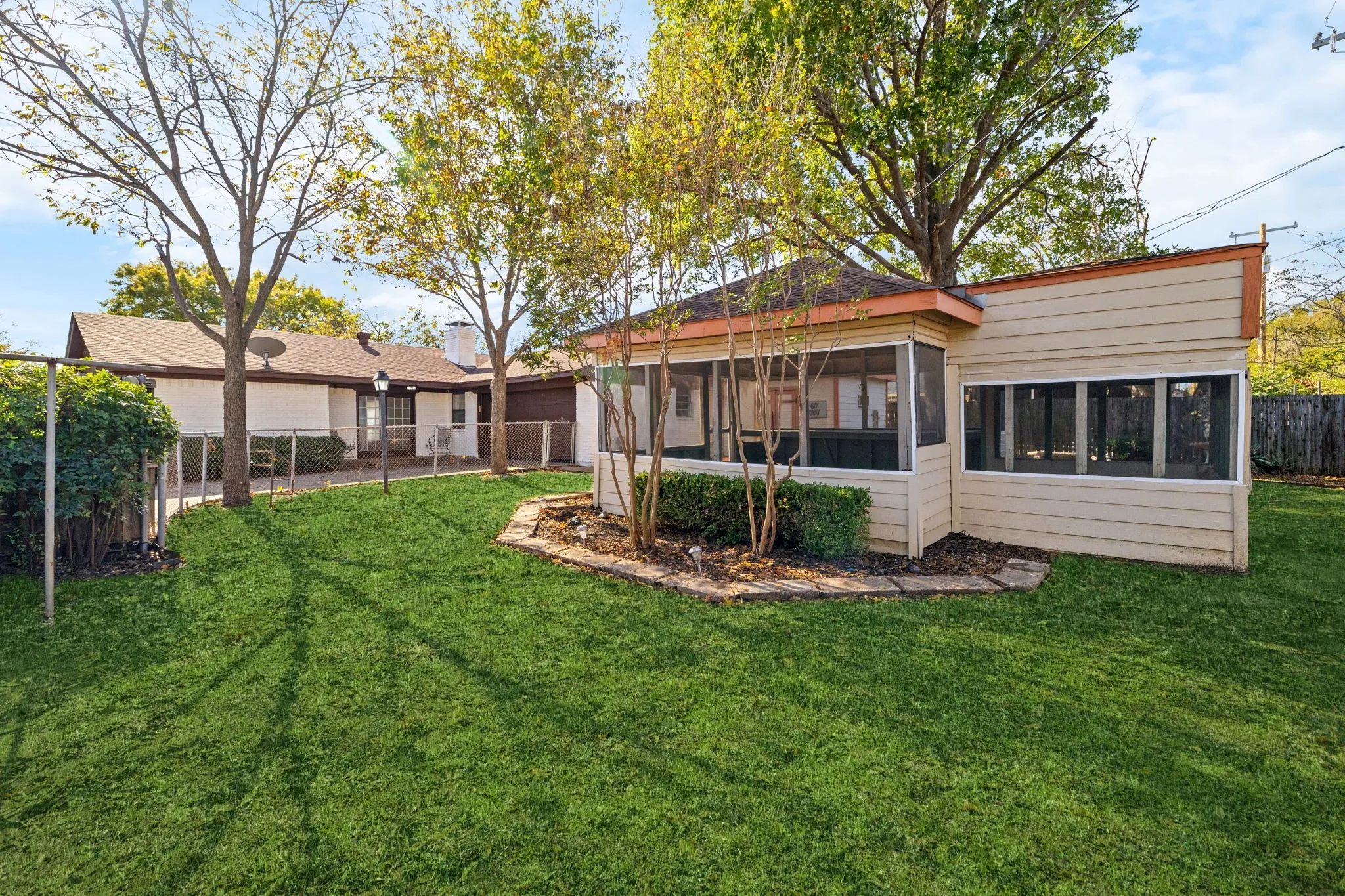 Single Family Residence For Sale in Collin County , 8348 Hillside Drive, Frisco, Texas 75033, 3 Bedroom, 2 Bathroom, 2 Garage spaces, 1,506 Sqft, built in 1970, mls#21318713, Real Estate Agent in Frisco, Homes For Sale in Collin county, Homes For Sale in Frisco, Realtor in Frisco Texas, Real Estate Brokerage Independent Realty Texas, Luminita Cordes Realtor