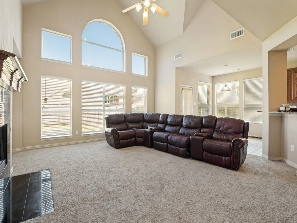 Single Family Residence For Sale in Dallas County , 5160 Finnhorse Drive, Grand Prairie, Texas 75052, 4 Bedroom, 4 Bathroom, 2 Garage spaces, 2,989 Sqft, built in 2004, mls#21321163, Real Estate Agent in Grand Prairie, Homes For Sale in Dallas county, Homes For Sale in Grand Prairie, Realtor in Grand Prairie Texas, Real Estate Brokerage Independent Realty Texas, Luminita Cordes Realtor