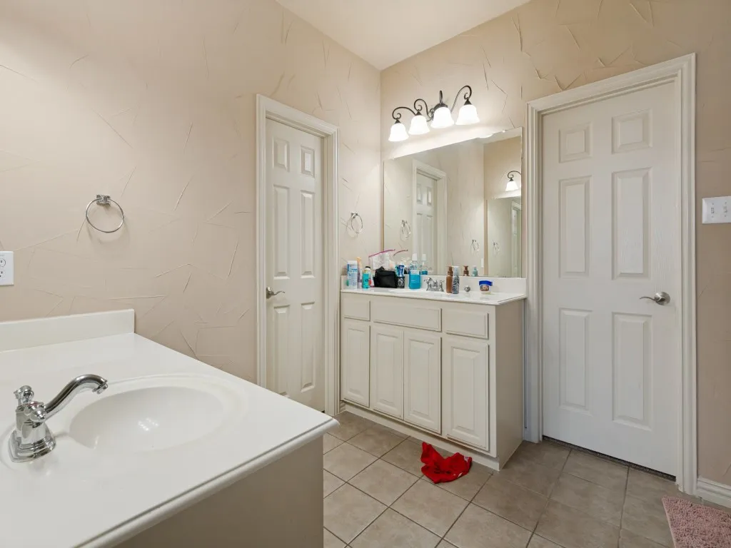 Single Family Residence For Sale in Dallas County , 5160 Finnhorse Drive, Grand Prairie, Texas 75052, 4 Bedroom, 4 Bathroom, 2 Garage spaces, 2,989 Sqft, built in 2004, mls#21321163, Real Estate Agent in Grand Prairie, Homes For Sale in Dallas county, Homes For Sale in Grand Prairie, Realtor in Grand Prairie Texas, Real Estate Brokerage Independent Realty Texas, Luminita Cordes Realtor