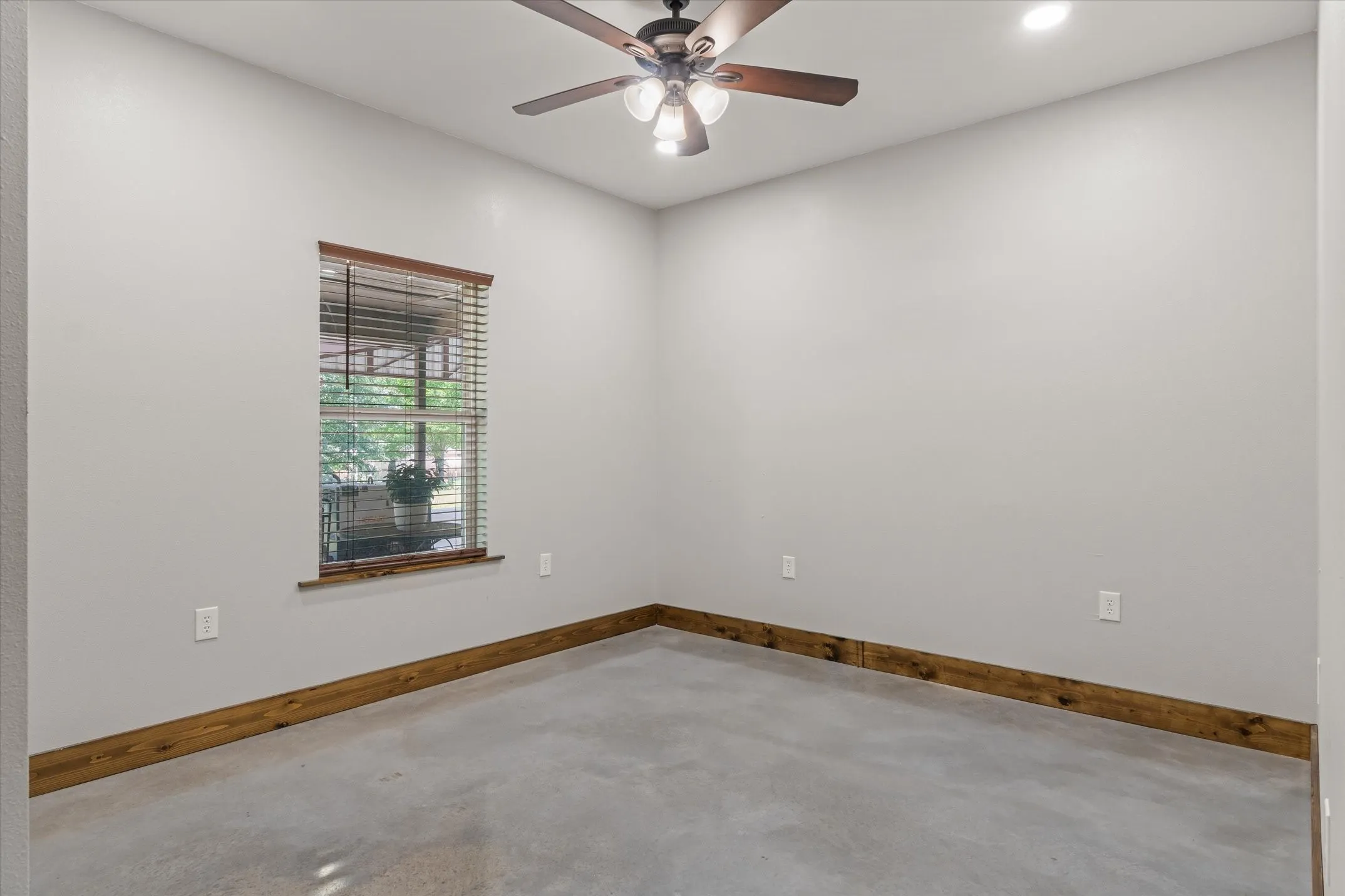 Single Family Residence For Sale in Van Zandt County , 182 VZ County Road 1228, Canton, Texas 75103, 5 Bedroom, 3 Bathroom, Garage spaces, 2,528 Sqft, built in 2022, mls#21321165, Real Estate Agent in Canton, Homes For Sale in Van Zandt county, Homes For Sale in Canton, Realtor in Canton Texas, Real Estate Brokerage Independent Realty Texas, Luminita Cordes Realtor
