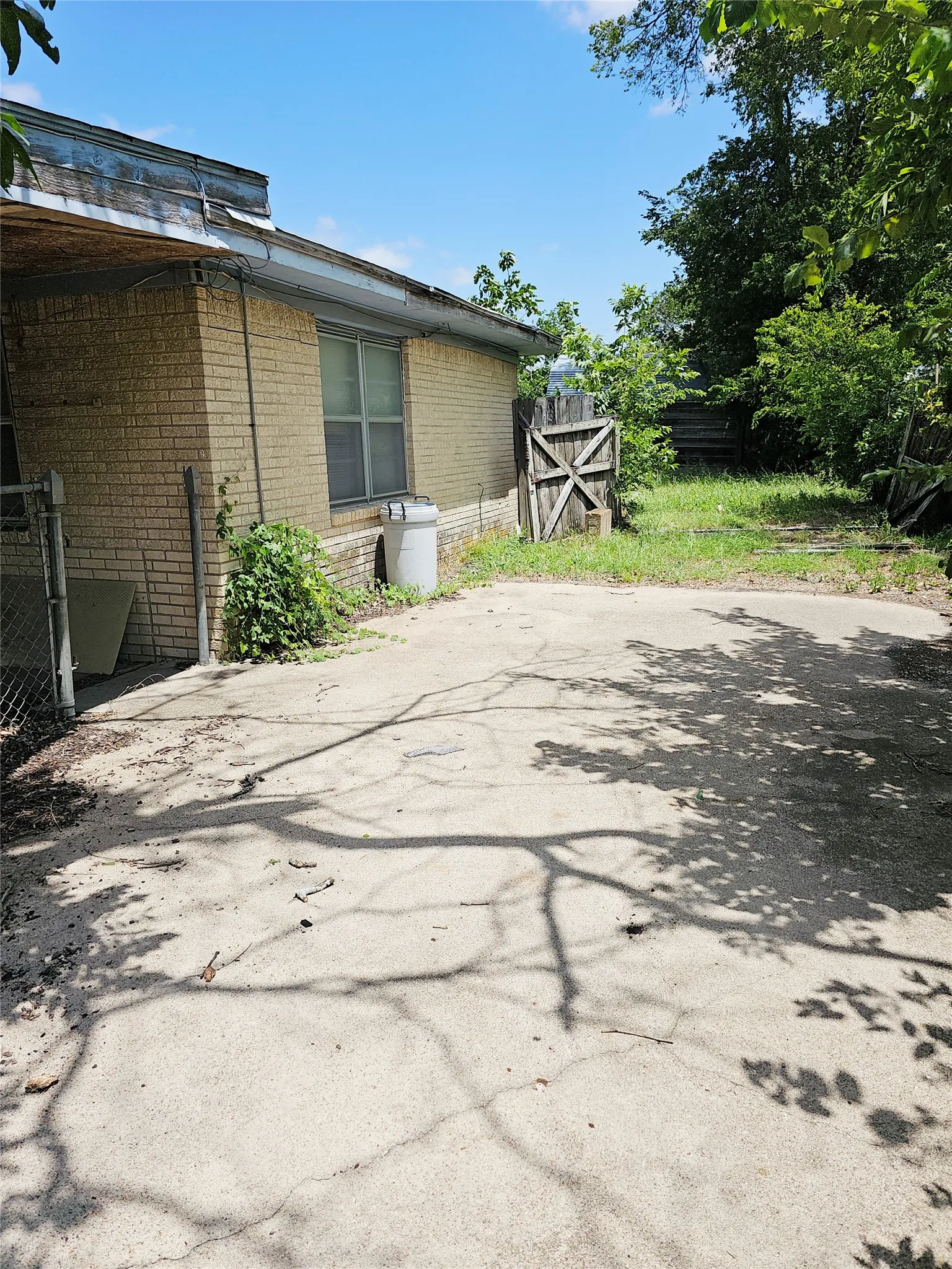 Single Family Residence For Sale in Limestone County , 310 W Milam Street, Mexia, Texas 76667, 4 Bedroom, 4 Bathroom, Garage spaces, 2,443 Sqft, built in 1974, mls#21320168, Real Estate Agent in Mexia, Homes For Sale in Limestone county, Homes For Sale in Mexia, Realtor in Mexia Texas, Real Estate Brokerage Independent Realty Texas, Luminita Cordes Realtor