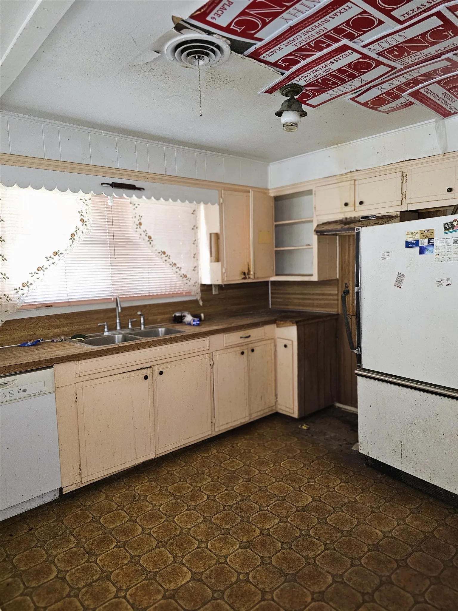 Single Family Residence For Sale in Limestone County , 310 W Milam Street, Mexia, Texas 76667, 4 Bedroom, 4 Bathroom, Garage spaces, 2,443 Sqft, built in 1974, mls#21320168, Real Estate Agent in Mexia, Homes For Sale in Limestone county, Homes For Sale in Mexia, Realtor in Mexia Texas, Real Estate Brokerage Independent Realty Texas, Luminita Cordes Realtor