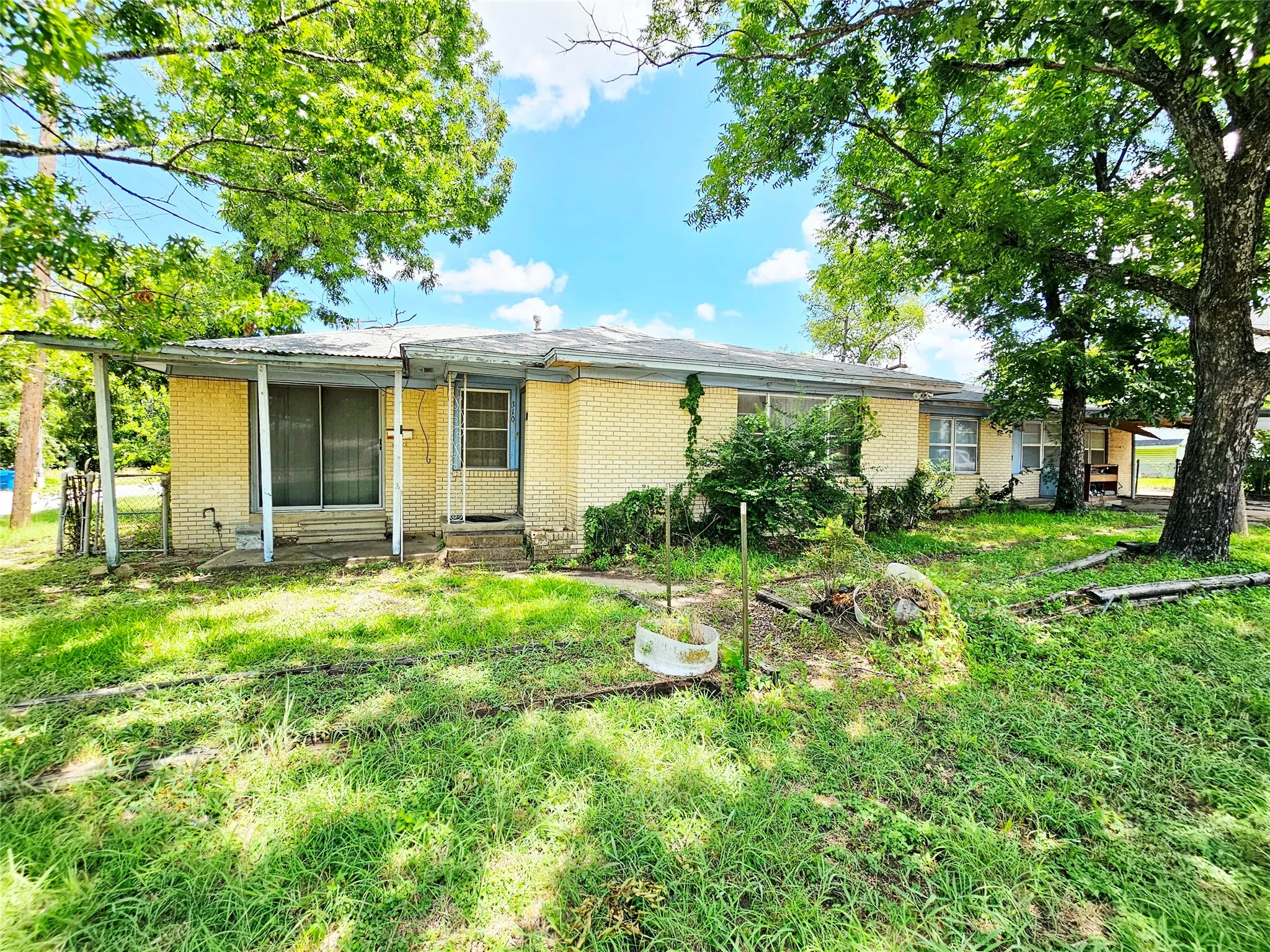 Single Family Residence For Sale in Limestone County , 310 W Milam Street, Mexia, Texas 76667, 4 Bedroom, 4 Bathroom, Garage spaces, 2,443 Sqft, built in 1974, mls#21320168, Real Estate Agent in Mexia, Homes For Sale in Limestone county, Homes For Sale in Mexia, Realtor in Mexia Texas, Real Estate Brokerage Independent Realty Texas, Luminita Cordes Realtor