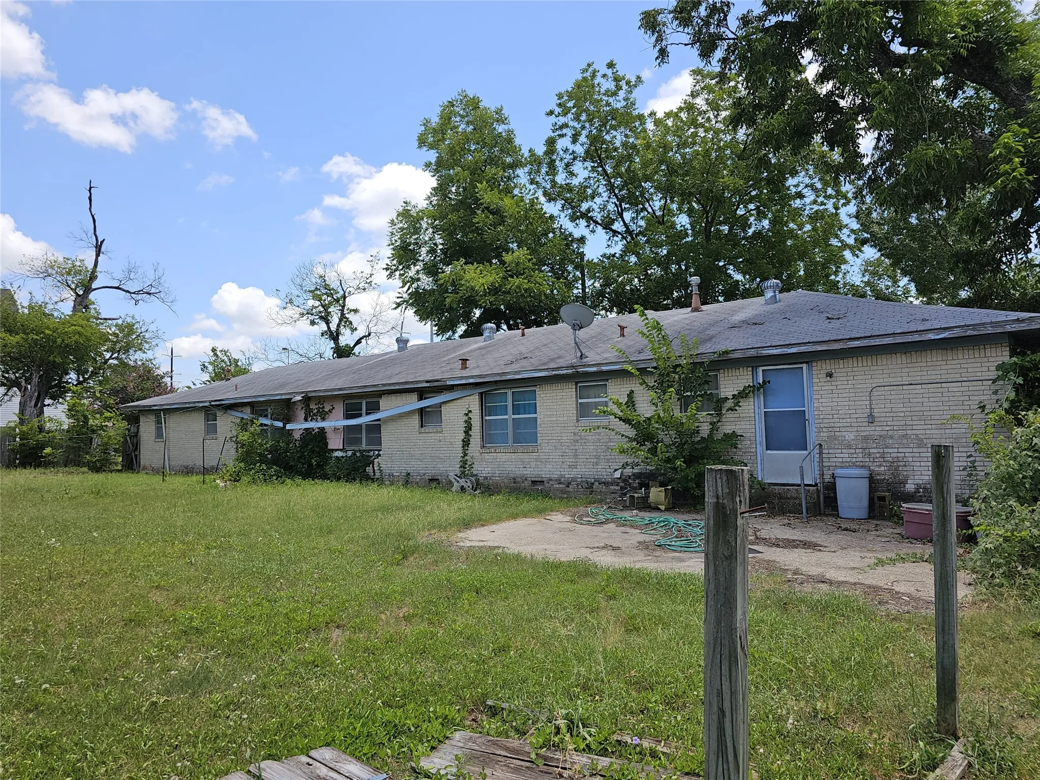 Single Family Residence For Sale in Limestone County , 310 W Milam Street, Mexia, Texas 76667, 4 Bedroom, 4 Bathroom, Garage spaces, 2,443 Sqft, built in 1974, mls#21320168, Real Estate Agent in Mexia, Homes For Sale in Limestone county, Homes For Sale in Mexia, Realtor in Mexia Texas, Real Estate Brokerage Independent Realty Texas, Luminita Cordes Realtor