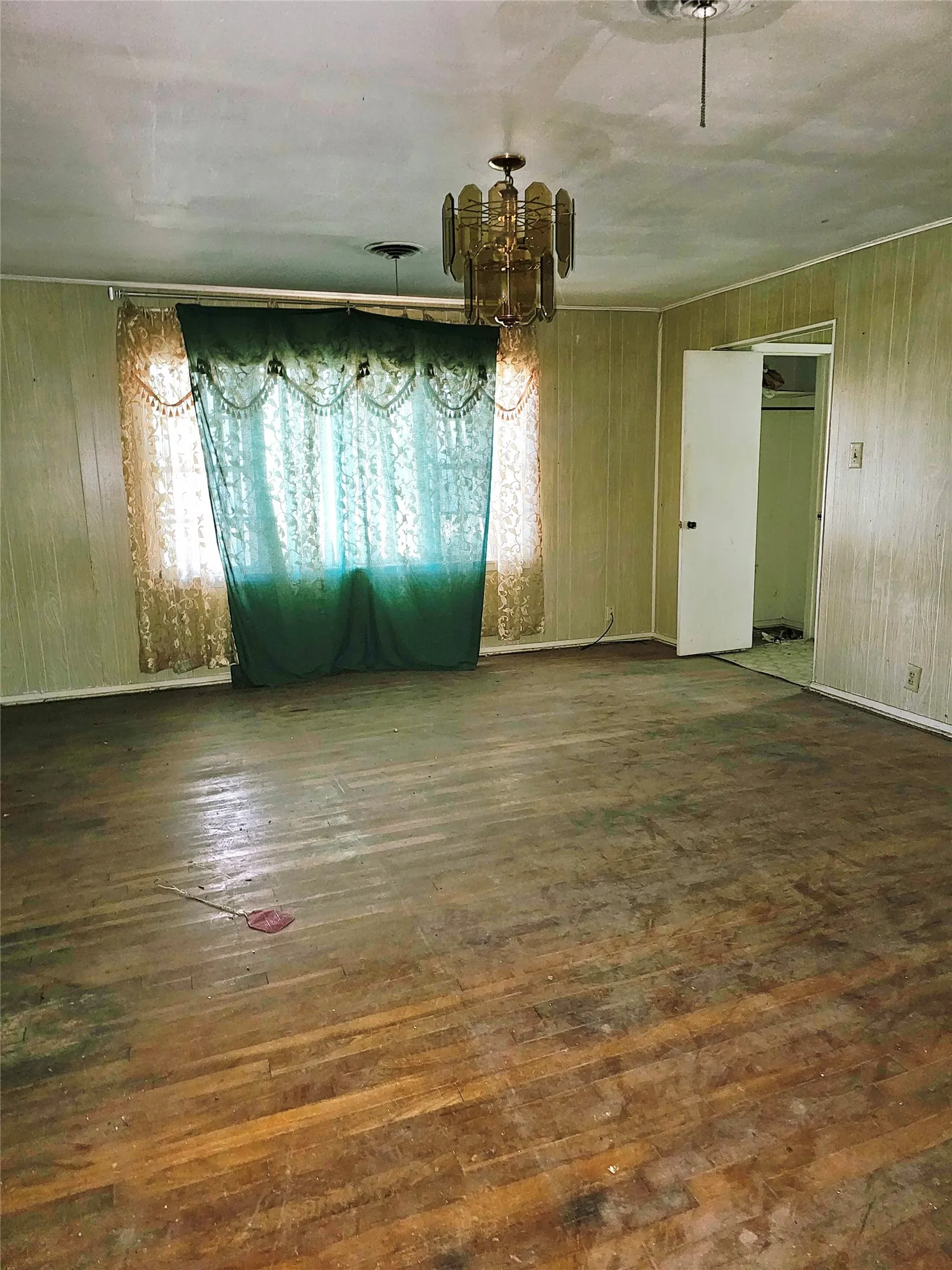 Single Family Residence For Sale in Limestone County , 310 W Milam Street, Mexia, Texas 76667, 4 Bedroom, 4 Bathroom, Garage spaces, 2,443 Sqft, built in 1974, mls#21320168, Real Estate Agent in Mexia, Homes For Sale in Limestone county, Homes For Sale in Mexia, Realtor in Mexia Texas, Real Estate Brokerage Independent Realty Texas, Luminita Cordes Realtor