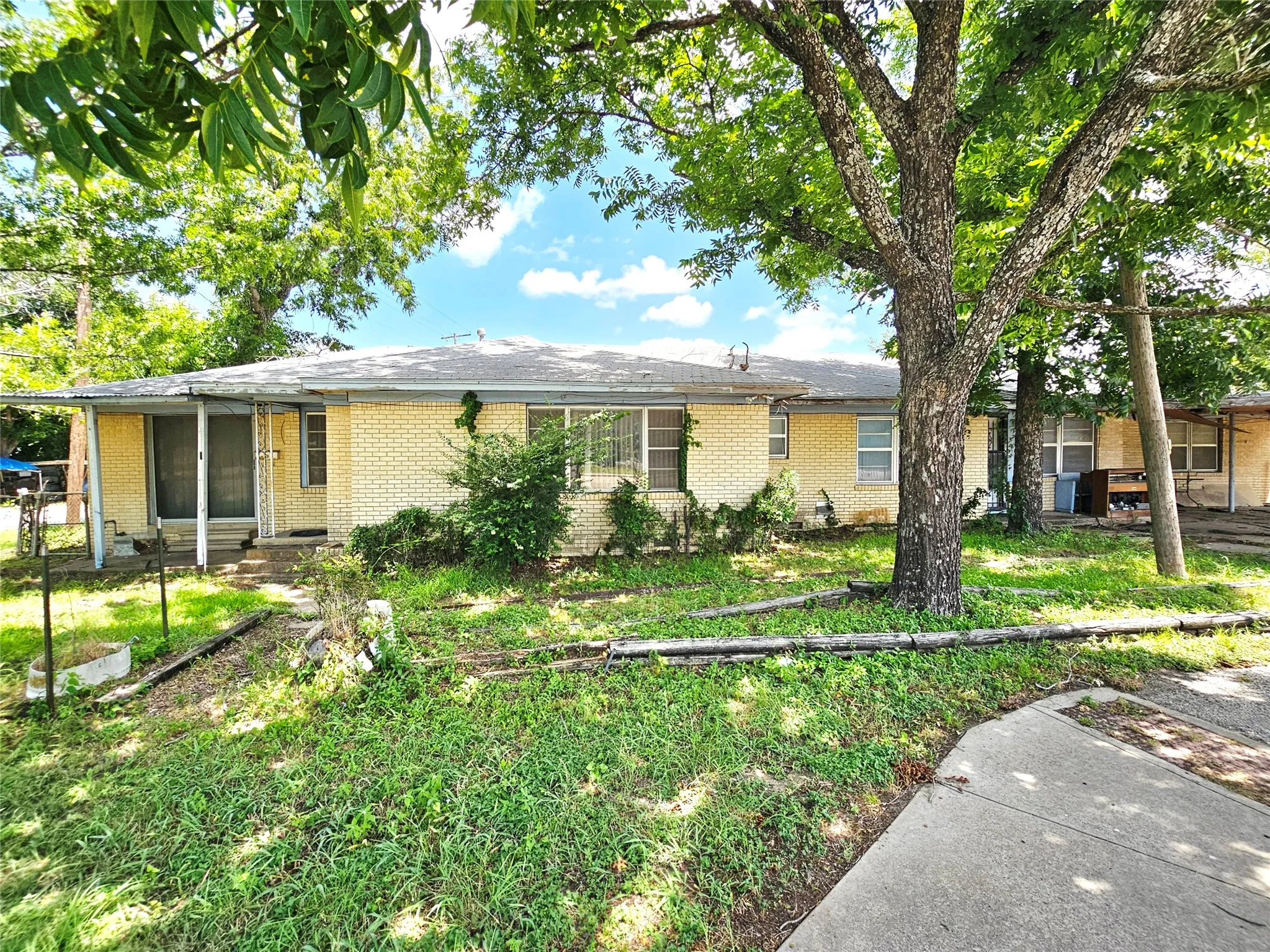 Single Family Residence For Sale in Limestone County , 310 W Milam Street, Mexia, Texas 76667, 4 Bedroom, 4 Bathroom, Garage spaces, 2,443 Sqft, built in 1974, mls#21320168, Real Estate Agent in Mexia, Homes For Sale in Limestone county, Homes For Sale in Mexia, Realtor in Mexia Texas, Real Estate Brokerage Independent Realty Texas, Luminita Cordes Realtor