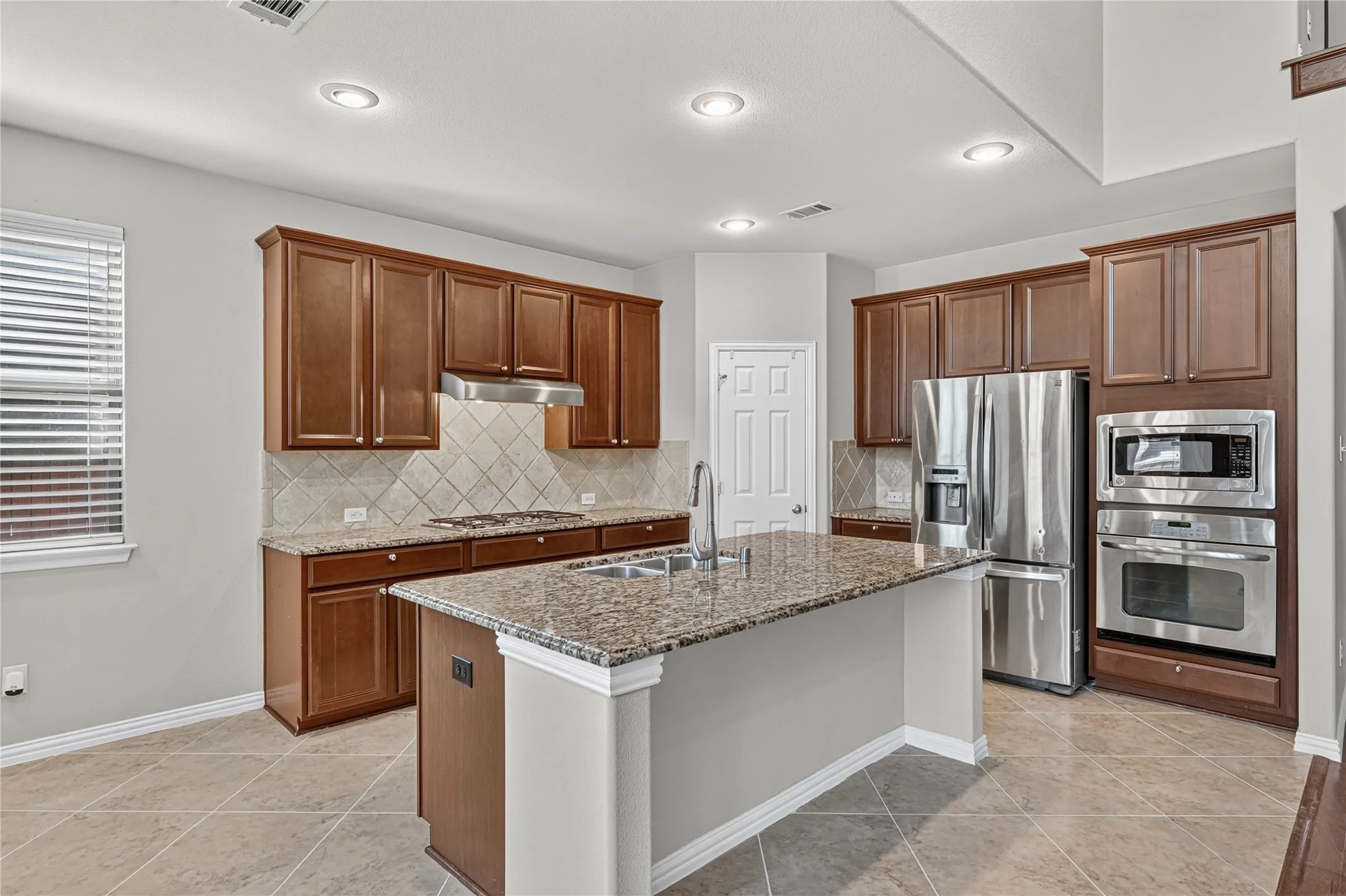Single Family Residence For Sale in Denton County , 1049 Chickasaw Drive, Carrollton, Texas 75010, 5 Bedroom, 4 Bathroom, 2 Garage spaces, 3,477 Sqft, built in 2011, mls#21321175, Real Estate Agent in Carrollton, Homes For Sale in Denton county, Homes For Sale in Carrollton, Realtor in Carrollton Texas, Real Estate Brokerage Independent Realty Texas, Luminita Cordes Realtor