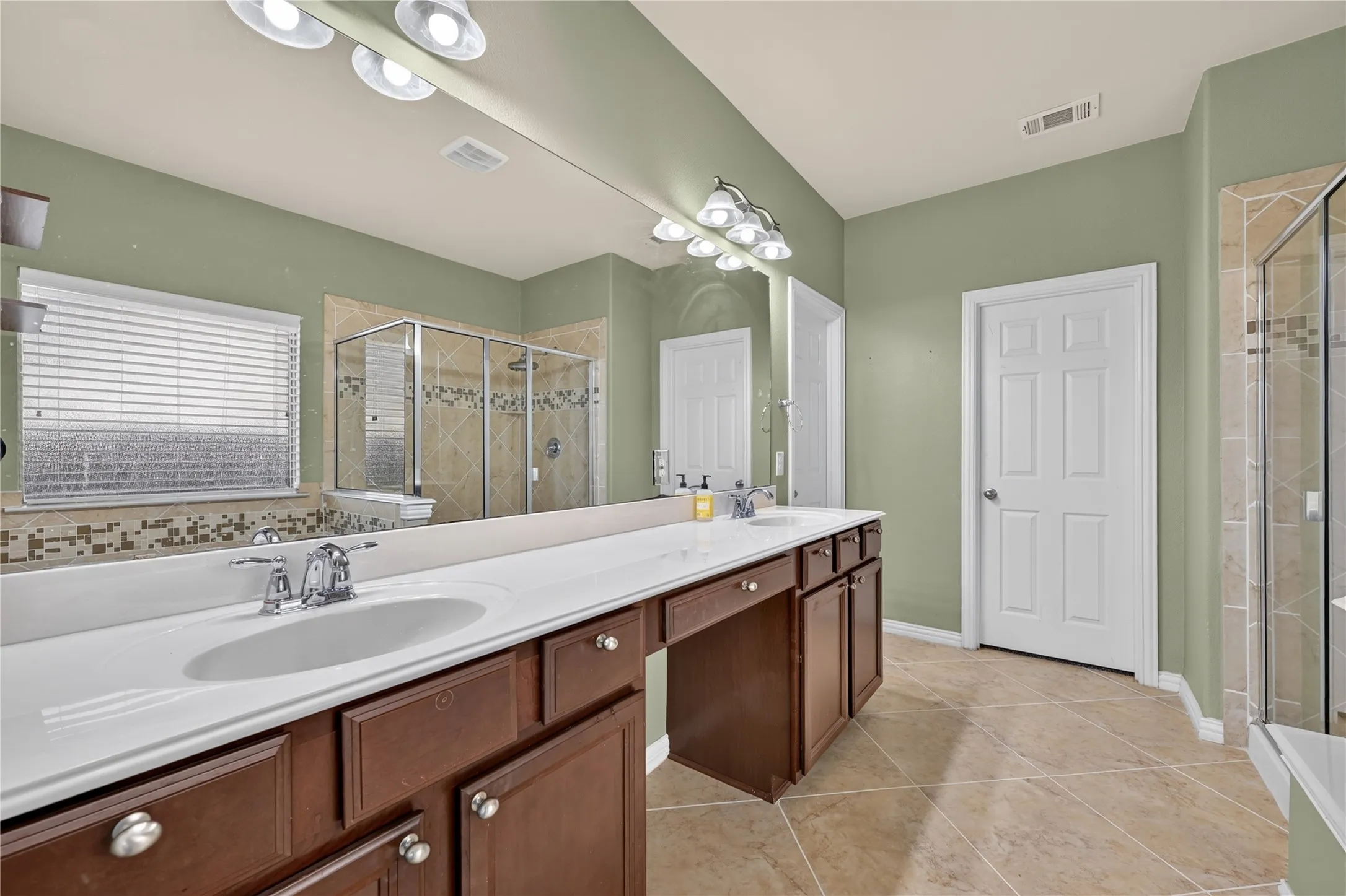 Single Family Residence For Sale in Denton County , 1049 Chickasaw Drive, Carrollton, Texas 75010, 5 Bedroom, 4 Bathroom, 2 Garage spaces, 3,477 Sqft, built in 2011, mls#21321175, Real Estate Agent in Carrollton, Homes For Sale in Denton county, Homes For Sale in Carrollton, Realtor in Carrollton Texas, Real Estate Brokerage Independent Realty Texas, Luminita Cordes Realtor