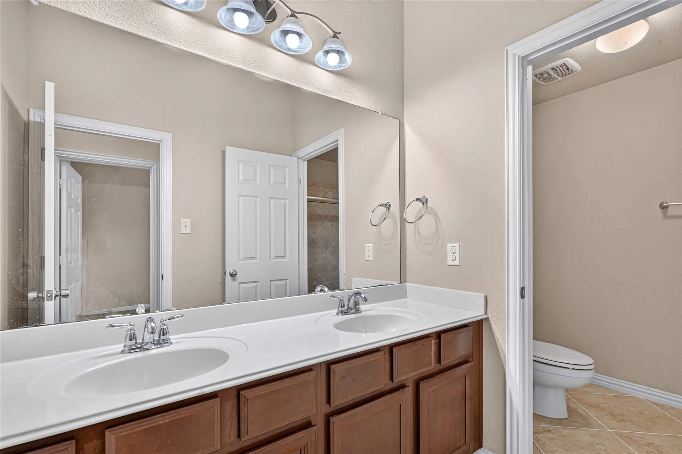 Single Family Residence For Sale in Denton County , 1049 Chickasaw Drive, Carrollton, Texas 75010, 5 Bedroom, 4 Bathroom, 2 Garage spaces, 3,477 Sqft, built in 2011, mls#21321175, Real Estate Agent in Carrollton, Homes For Sale in Denton county, Homes For Sale in Carrollton, Realtor in Carrollton Texas, Real Estate Brokerage Independent Realty Texas, Luminita Cordes Realtor