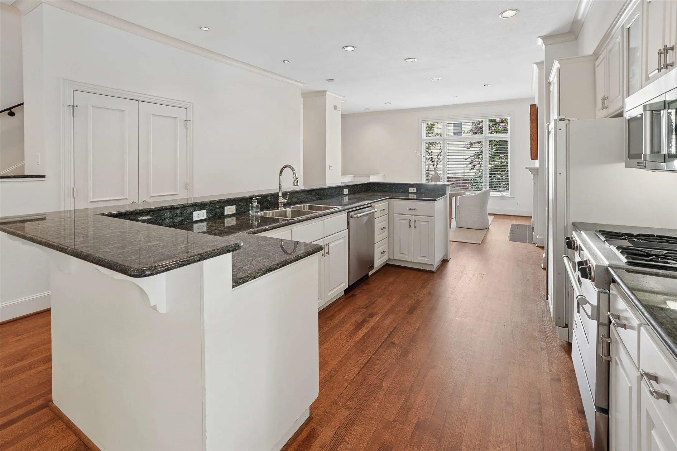 Townhouse For Sale in Dallas County , 2611 Colby Street, Dallas, Texas 75204, 2 Bedroom, 3 Bathroom, 2 Garage spaces, 2,484 Sqft, built in 1997, mls#21312140, Real Estate Agent in Dallas, Homes For Sale in Dallas county, Homes For Sale in Dallas, Realtor in Dallas Texas, Real Estate Brokerage Independent Realty Texas, Luminita Cordes Realtor