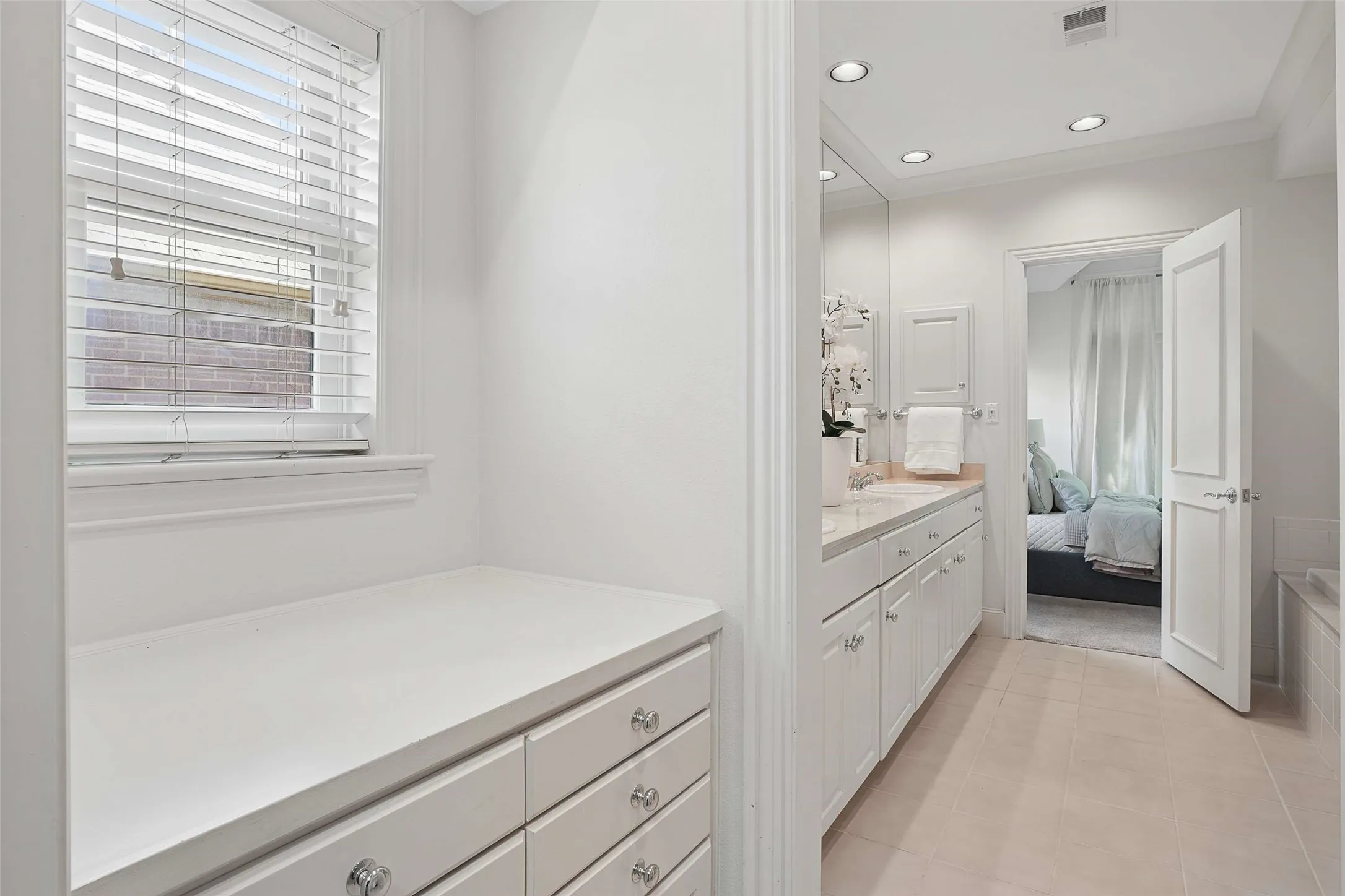 Townhouse For Sale in Dallas County , 2611 Colby Street, Dallas, Texas 75204, 2 Bedroom, 3 Bathroom, 2 Garage spaces, 2,484 Sqft, built in 1997, mls#21312140, Real Estate Agent in Dallas, Homes For Sale in Dallas county, Homes For Sale in Dallas, Realtor in Dallas Texas, Real Estate Brokerage Independent Realty Texas, Luminita Cordes Realtor
