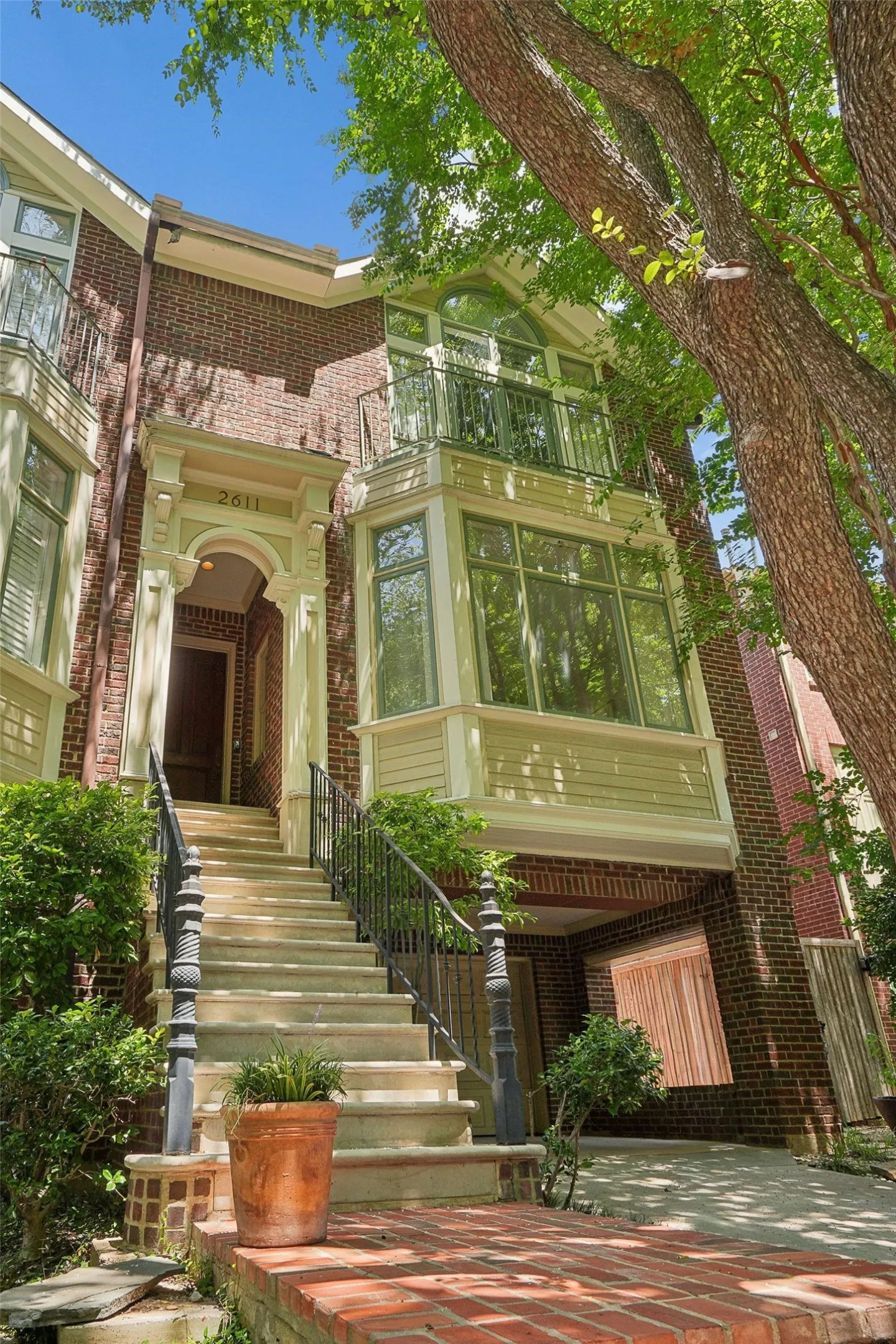 Townhouse For Sale in Dallas County , 2611 Colby Street, Dallas, Texas 75204, 2 Bedroom, 3 Bathroom, 2 Garage spaces, 2,484 Sqft, built in 1997, mls#21312140, Real Estate Agent in Dallas, Homes For Sale in Dallas county, Homes For Sale in Dallas, Realtor in Dallas Texas, Real Estate Brokerage Independent Realty Texas, Luminita Cordes Realtor