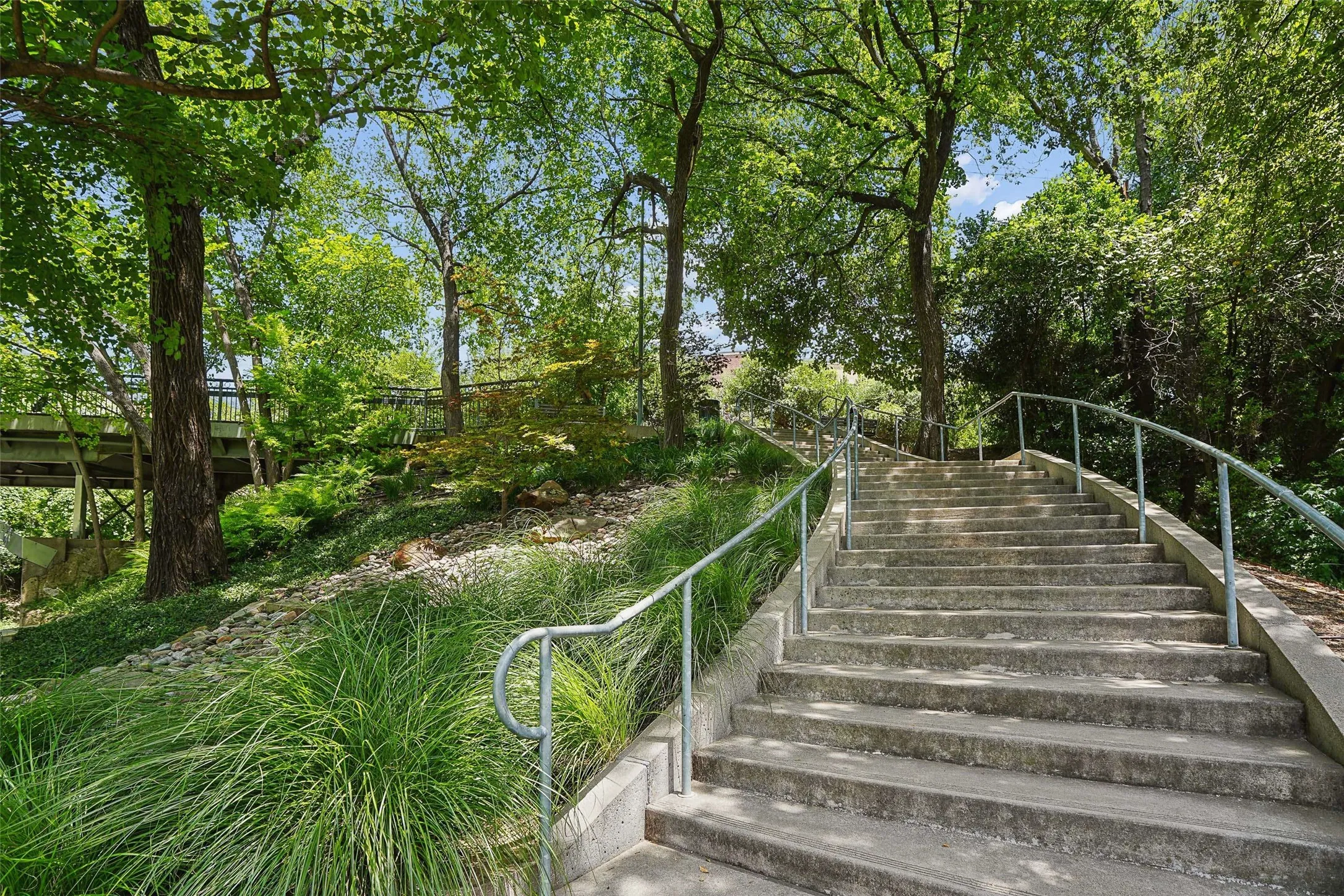 Townhouse For Sale in Dallas County , 2611 Colby Street, Dallas, Texas 75204, 2 Bedroom, 3 Bathroom, 2 Garage spaces, 2,484 Sqft, built in 1997, mls#21312140, Real Estate Agent in Dallas, Homes For Sale in Dallas county, Homes For Sale in Dallas, Realtor in Dallas Texas, Real Estate Brokerage Independent Realty Texas, Luminita Cordes Realtor