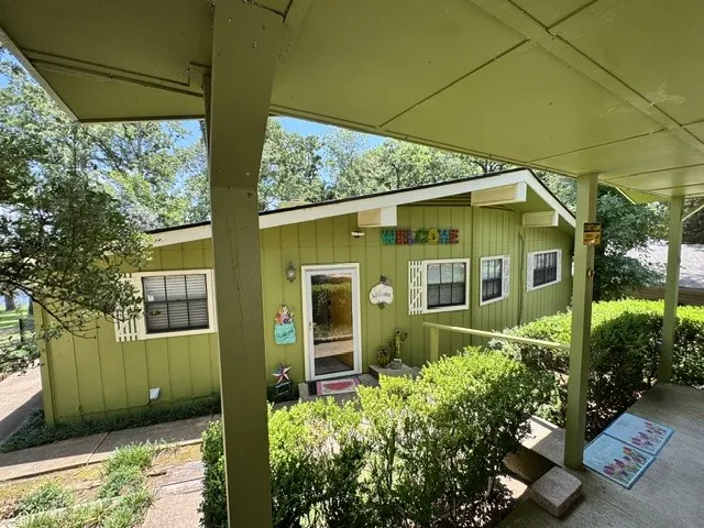 Single Family Residence For Sale in Henderson County , 22019 Brierwood Drive, Frankston, Texas 75763, 3 Bedroom, 2 Bathroom, Garage spaces, 1,056 Sqft, built in 1985, mls#21319812, Real Estate Agent in Frankston, Homes For Sale in Henderson county, Homes For Sale in Frankston, Realtor in Frankston Texas, Real Estate Brokerage Independent Realty Texas, Luminita Cordes Realtor