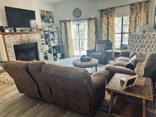 Single Family Residence For Sale in Henderson County , 22019 Brierwood Drive, Frankston, Texas 75763, 3 Bedroom, 2 Bathroom, Garage spaces, 1,056 Sqft, built in 1985, mls#21319812, Real Estate Agent in Frankston, Homes For Sale in Henderson county, Homes For Sale in Frankston, Realtor in Frankston Texas, Real Estate Brokerage Independent Realty Texas, Luminita Cordes Realtor