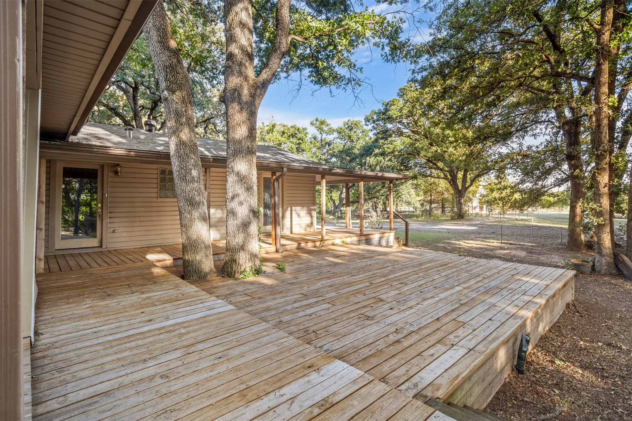 Single Family Residence For Sale in Kaufman County , 8412 County Road 4084, Scurry, Texas 75158, 3 Bedroom, 3 Bathroom, Garage spaces, 1,976 Sqft, built in 2001, mls#21320302, Real Estate Agent in Scurry, Homes For Sale in Kaufman county, Homes For Sale in Scurry, Realtor in Scurry Texas, Real Estate Brokerage Independent Realty Texas, Luminita Cordes Realtor