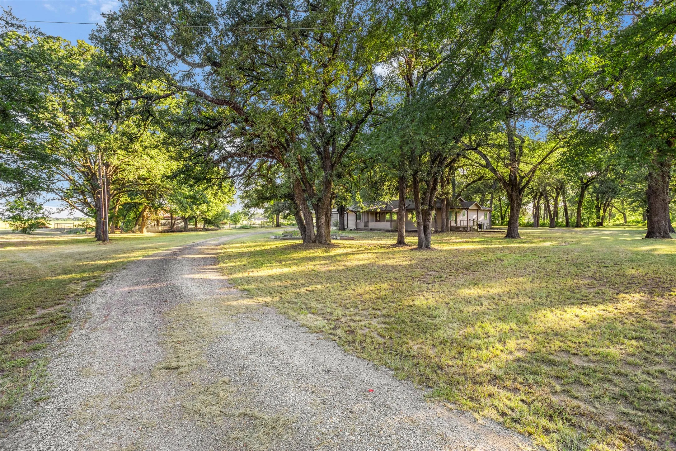Single Family Residence For Sale in Kaufman County , 8412 County Road 4084, Scurry, Texas 75158, 3 Bedroom, 3 Bathroom, Garage spaces, 1,976 Sqft, built in 2001, mls#21320302, Real Estate Agent in Scurry, Homes For Sale in Kaufman county, Homes For Sale in Scurry, Realtor in Scurry Texas, Real Estate Brokerage Independent Realty Texas, Luminita Cordes Realtor