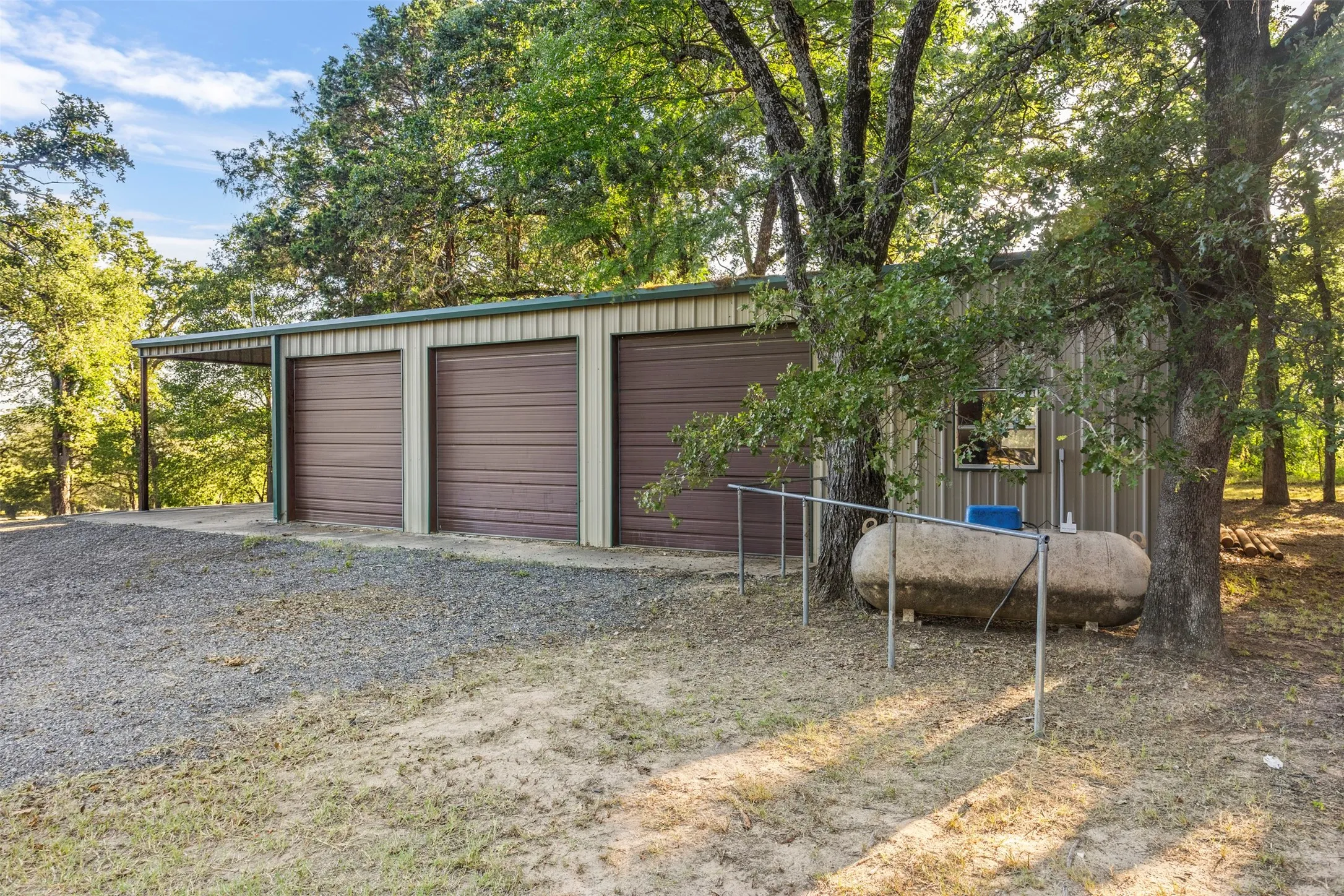 Single Family Residence For Sale in Kaufman County , 8412 County Road 4084, Scurry, Texas 75158, 3 Bedroom, 3 Bathroom, Garage spaces, 1,976 Sqft, built in 2001, mls#21320302, Real Estate Agent in Scurry, Homes For Sale in Kaufman county, Homes For Sale in Scurry, Realtor in Scurry Texas, Real Estate Brokerage Independent Realty Texas, Luminita Cordes Realtor