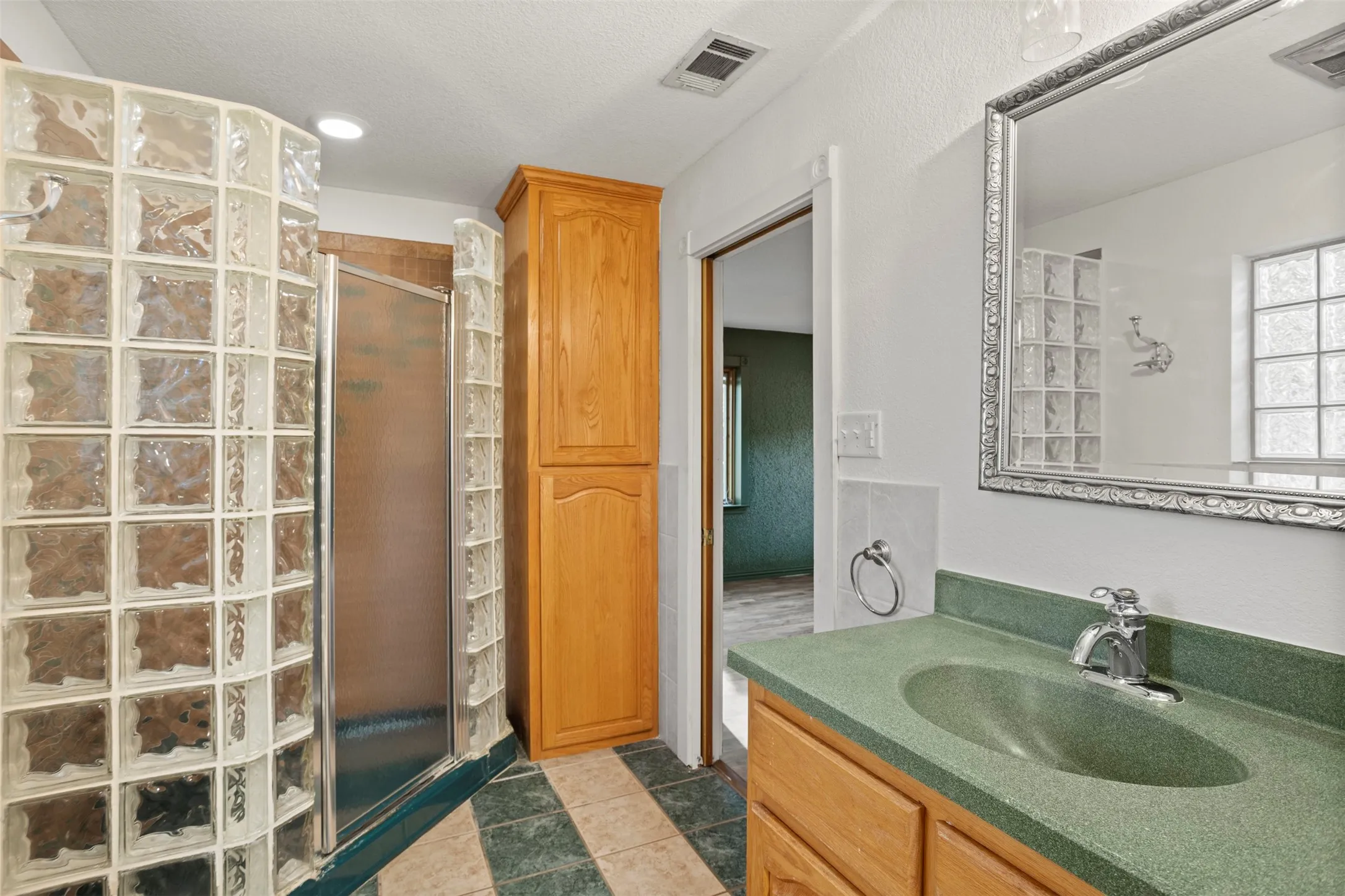 Single Family Residence For Sale in Kaufman County , 8412 County Road 4084, Scurry, Texas 75158, 3 Bedroom, 3 Bathroom, Garage spaces, 1,976 Sqft, built in 2001, mls#21320302, Real Estate Agent in Scurry, Homes For Sale in Kaufman county, Homes For Sale in Scurry, Realtor in Scurry Texas, Real Estate Brokerage Independent Realty Texas, Luminita Cordes Realtor