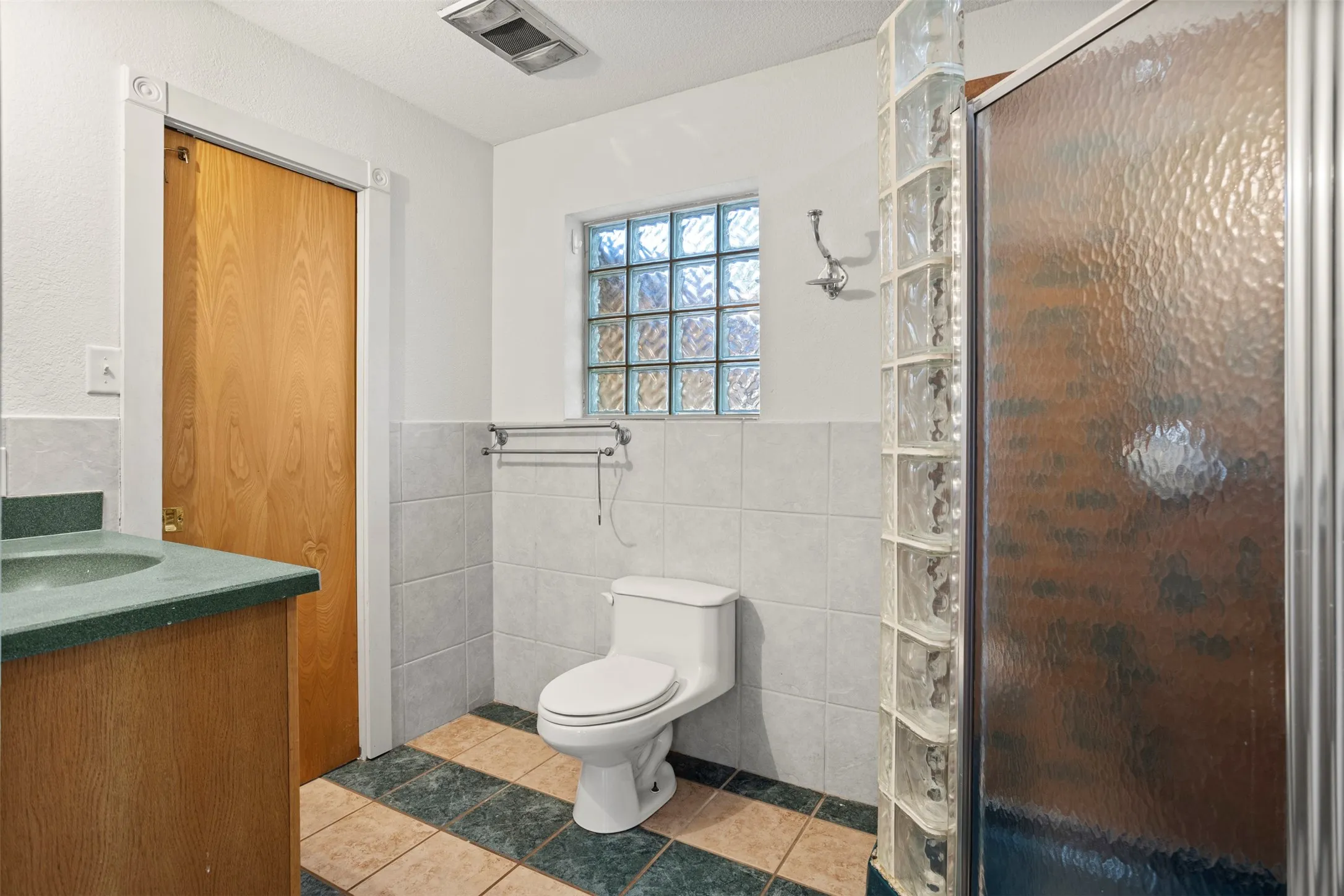 Single Family Residence For Sale in Kaufman County , 8412 County Road 4084, Scurry, Texas 75158, 3 Bedroom, 3 Bathroom, Garage spaces, 1,976 Sqft, built in 2001, mls#21320302, Real Estate Agent in Scurry, Homes For Sale in Kaufman county, Homes For Sale in Scurry, Realtor in Scurry Texas, Real Estate Brokerage Independent Realty Texas, Luminita Cordes Realtor