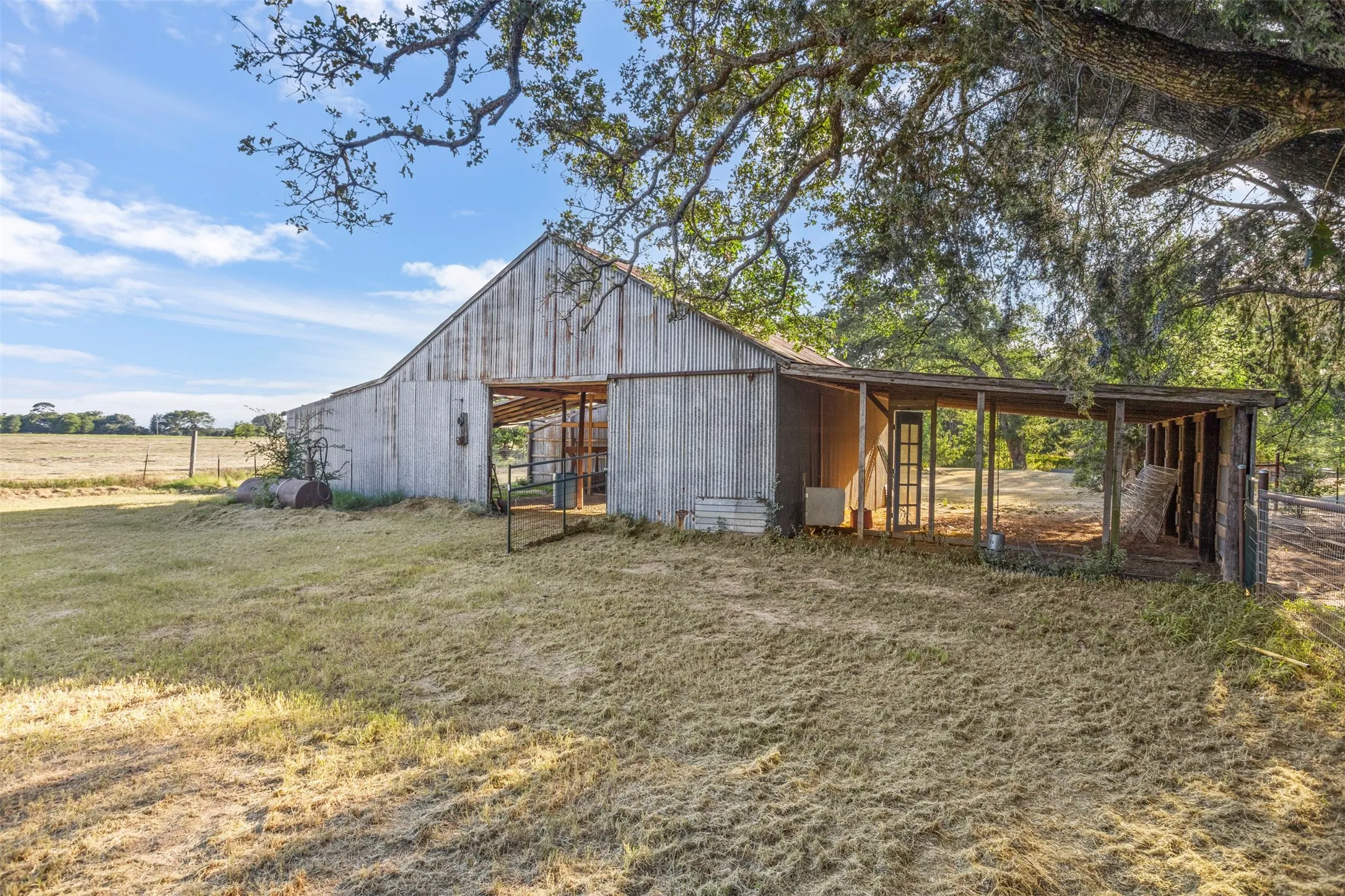 Single Family Residence For Sale in Kaufman County , 8412 County Road 4084, Scurry, Texas 75158, 3 Bedroom, 3 Bathroom, Garage spaces, 1,976 Sqft, built in 2001, mls#21320302, Real Estate Agent in Scurry, Homes For Sale in Kaufman county, Homes For Sale in Scurry, Realtor in Scurry Texas, Real Estate Brokerage Independent Realty Texas, Luminita Cordes Realtor